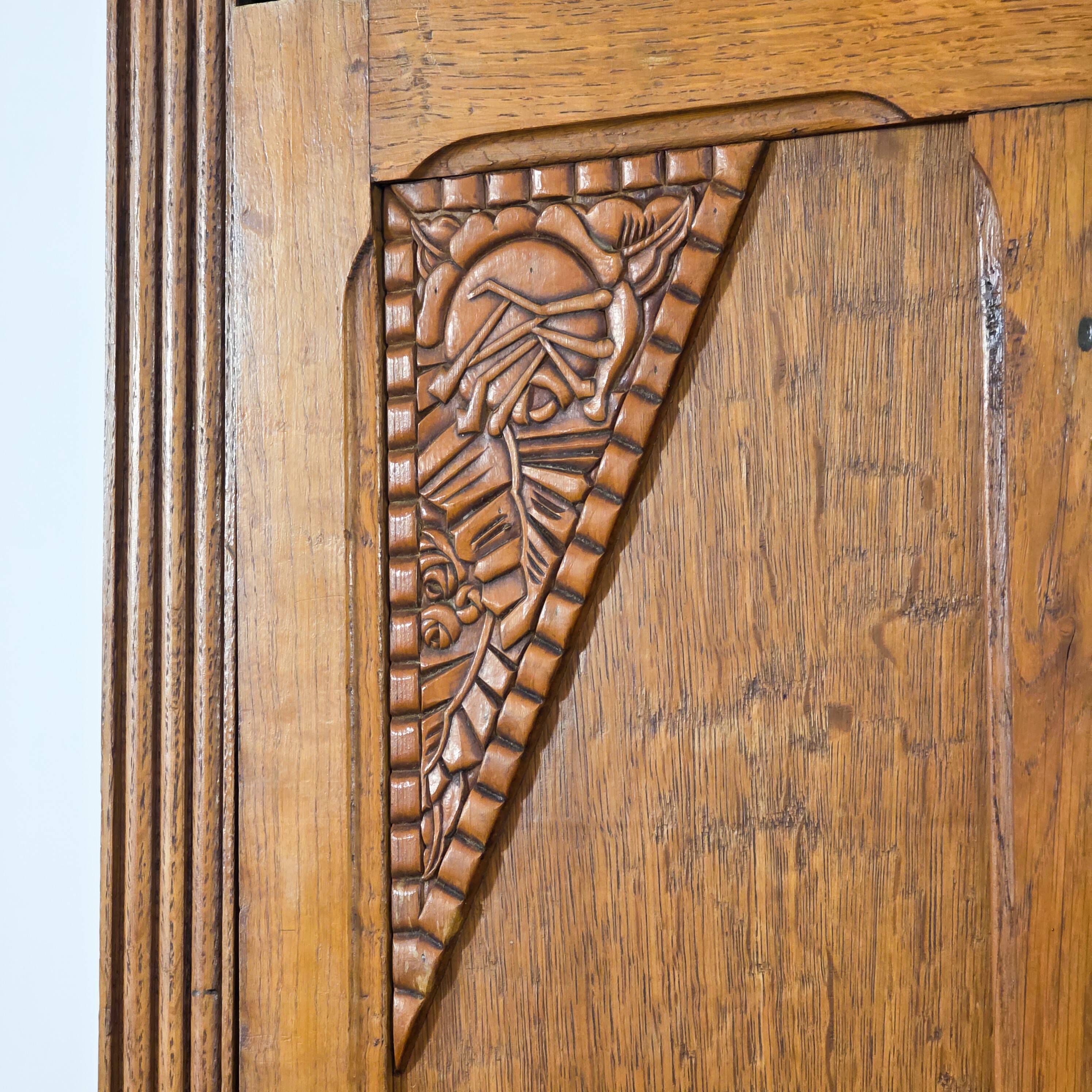 Art Deco wardrobe in carved wood with mirror from the 1930s.