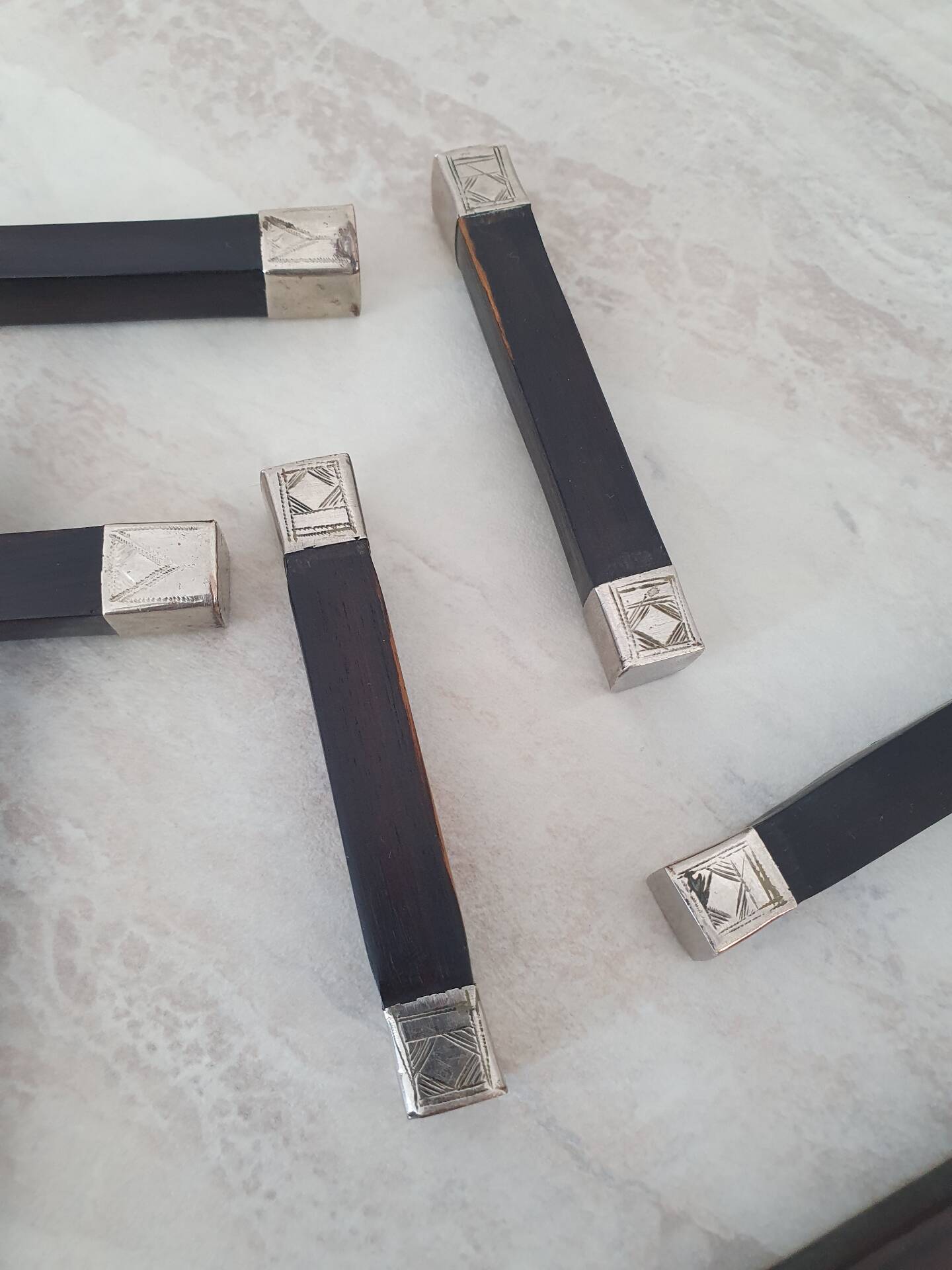 Porte couteaux en bois en Alpaca avec décor ethnique