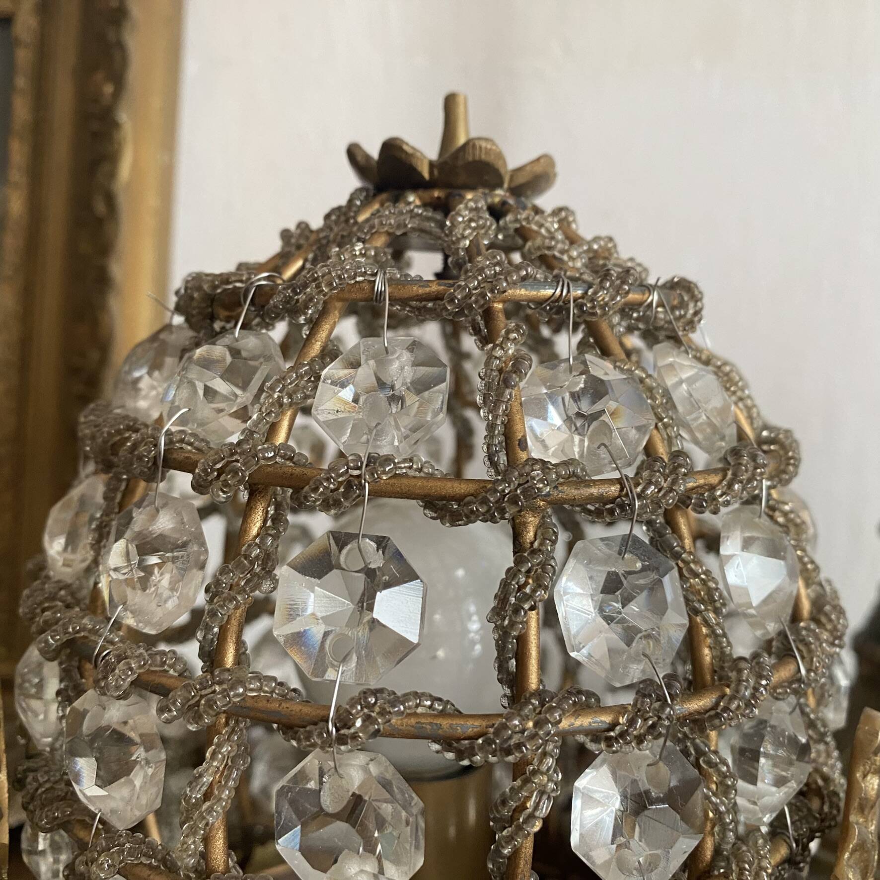 Table lamp in brass, beads and glass pendants