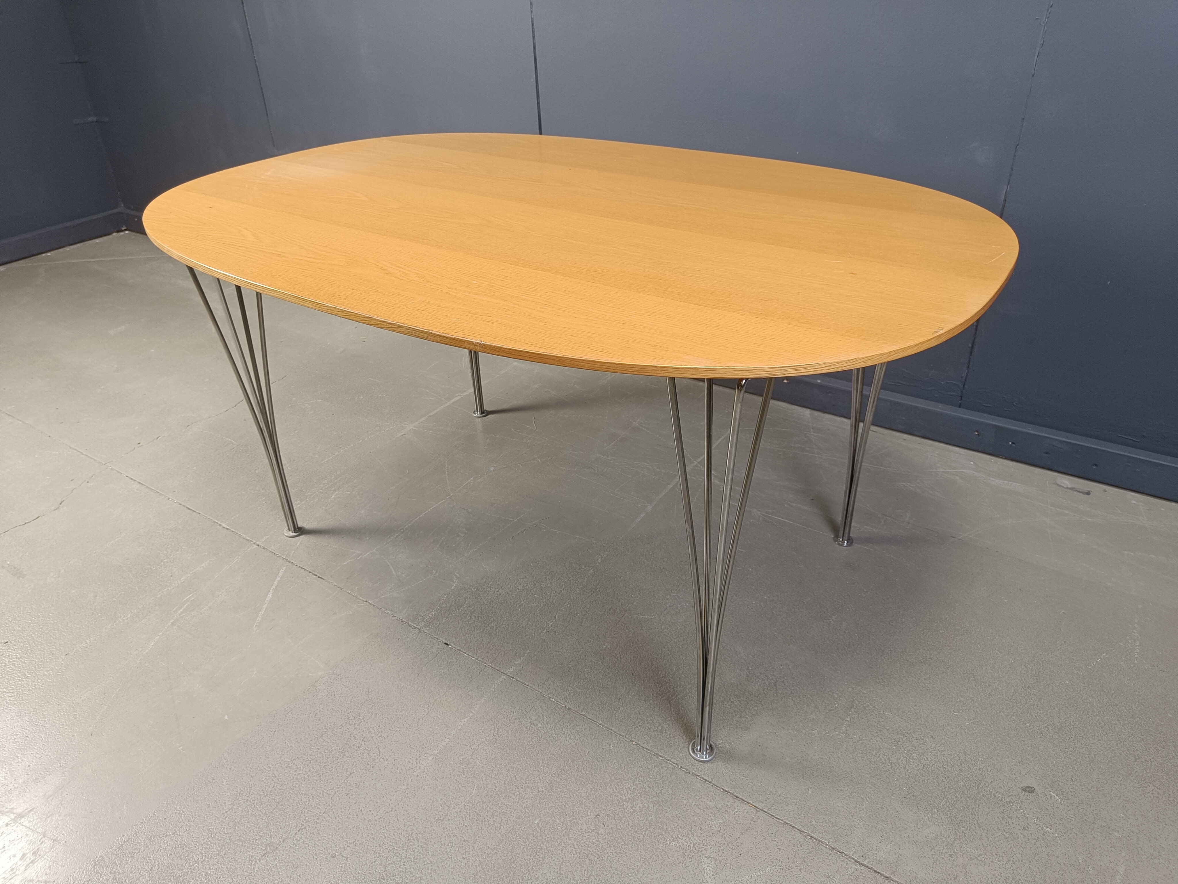Table superellipse par Bruno Mathsson et Piet Hein pour Fritz Hansen