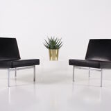 Paire de chauffeuses modernistes en cuir noir