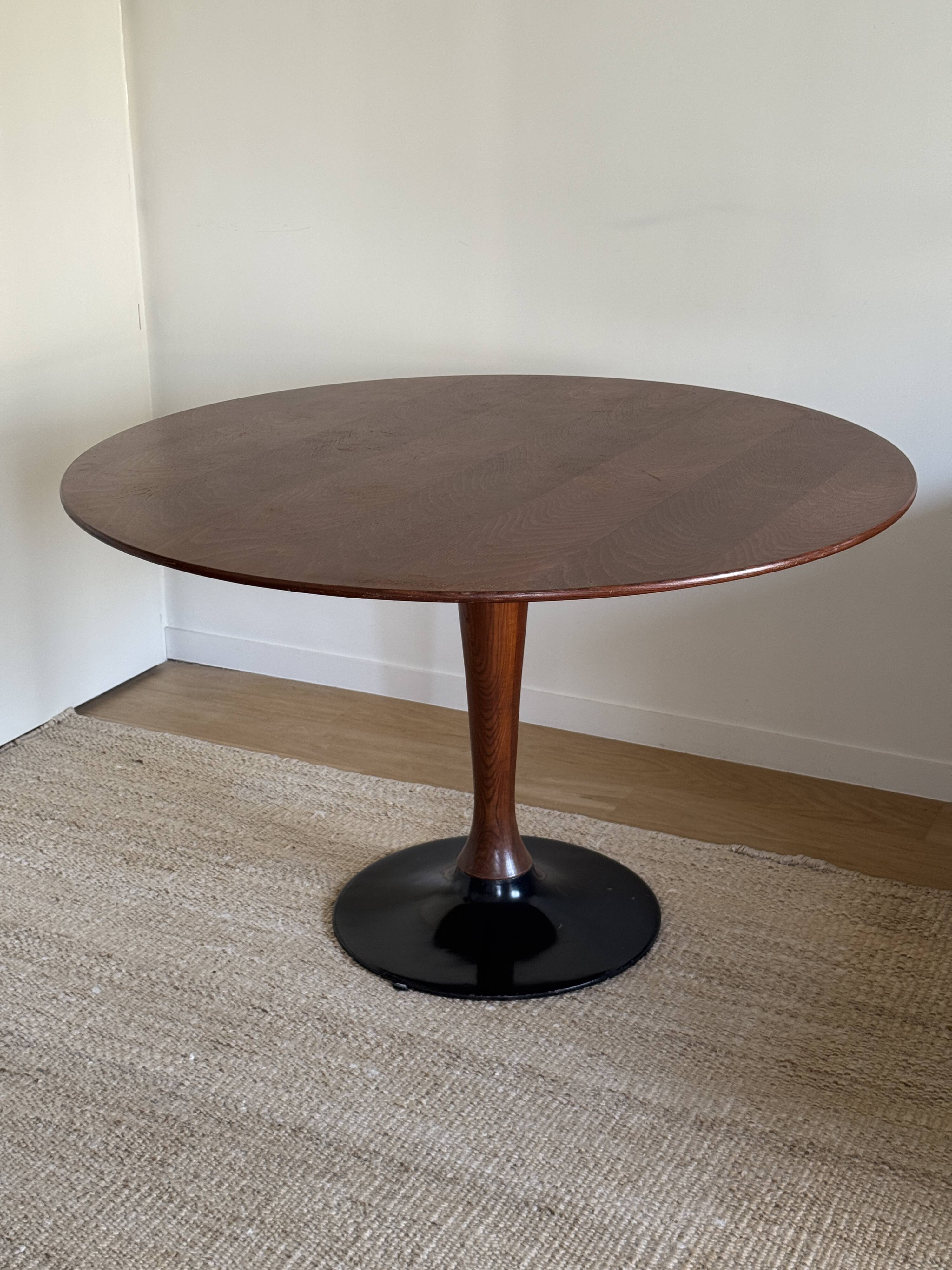 Tulip leg round table