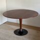 Tulip leg round table