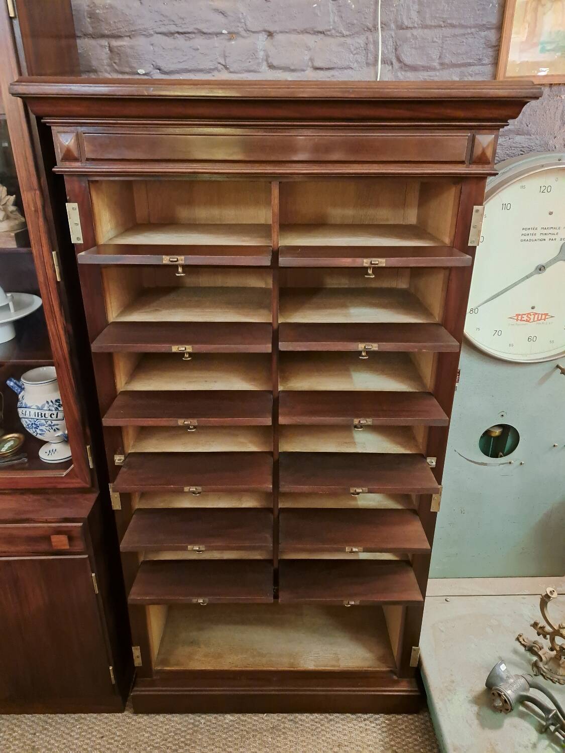 Meuble de notaire à clapets en acajou