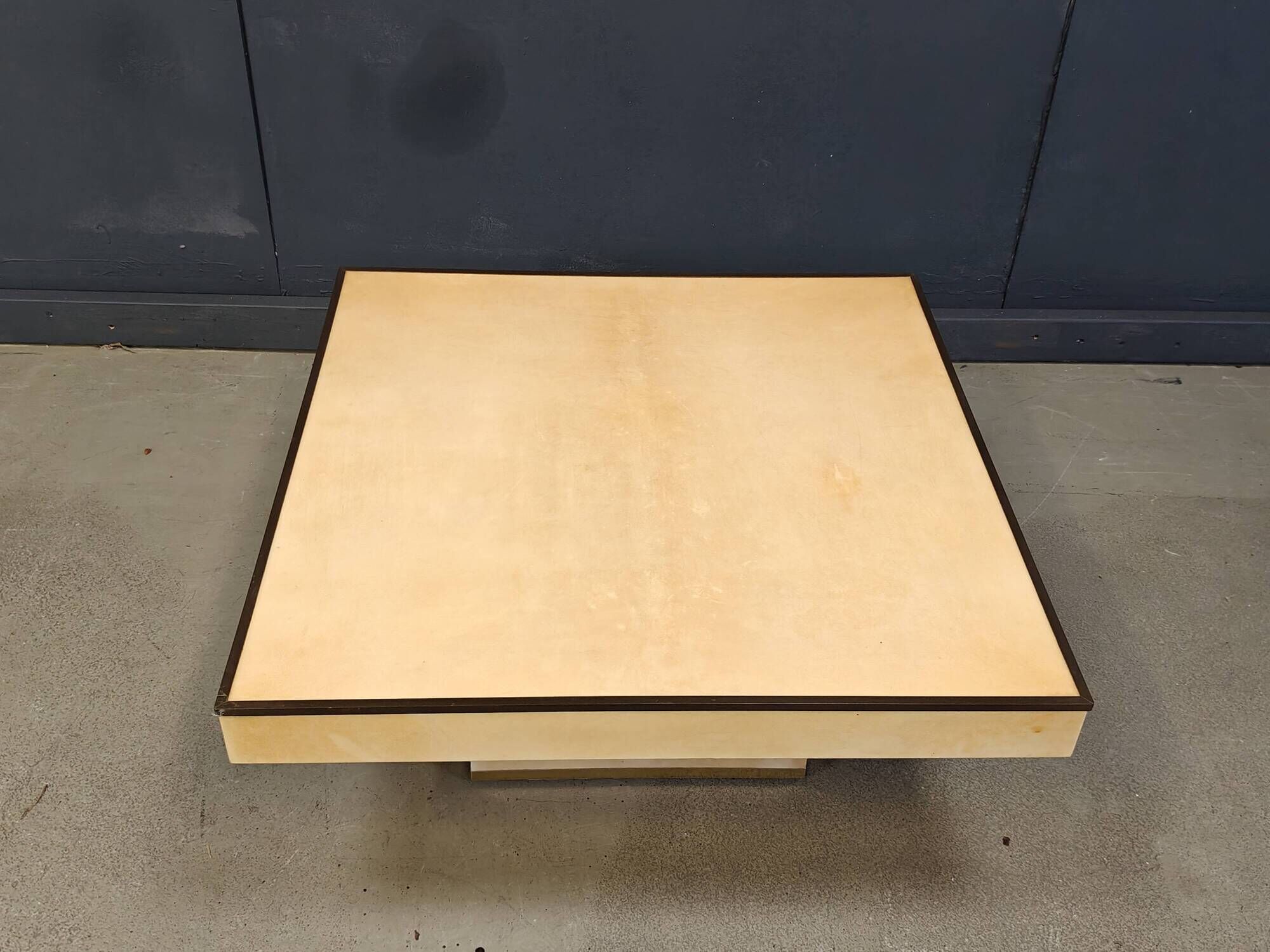 Table basse en peau de chèvre laquée Aldo Tura, années 1960