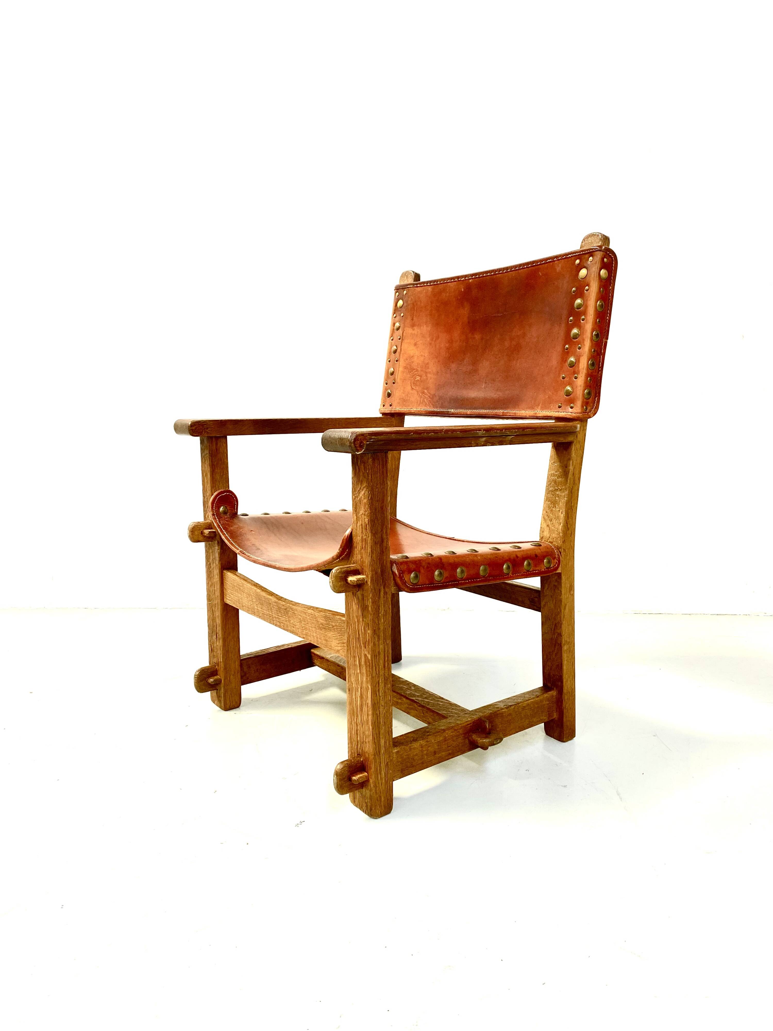 Paire de chaises de château brutalistes anciennes faites à la main en chêne et cuir cognac, années 1920.