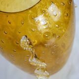 Vase en verre ambre avec des ailes
