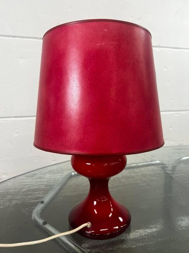 Lampe de table vintage rouge avec pied en verre