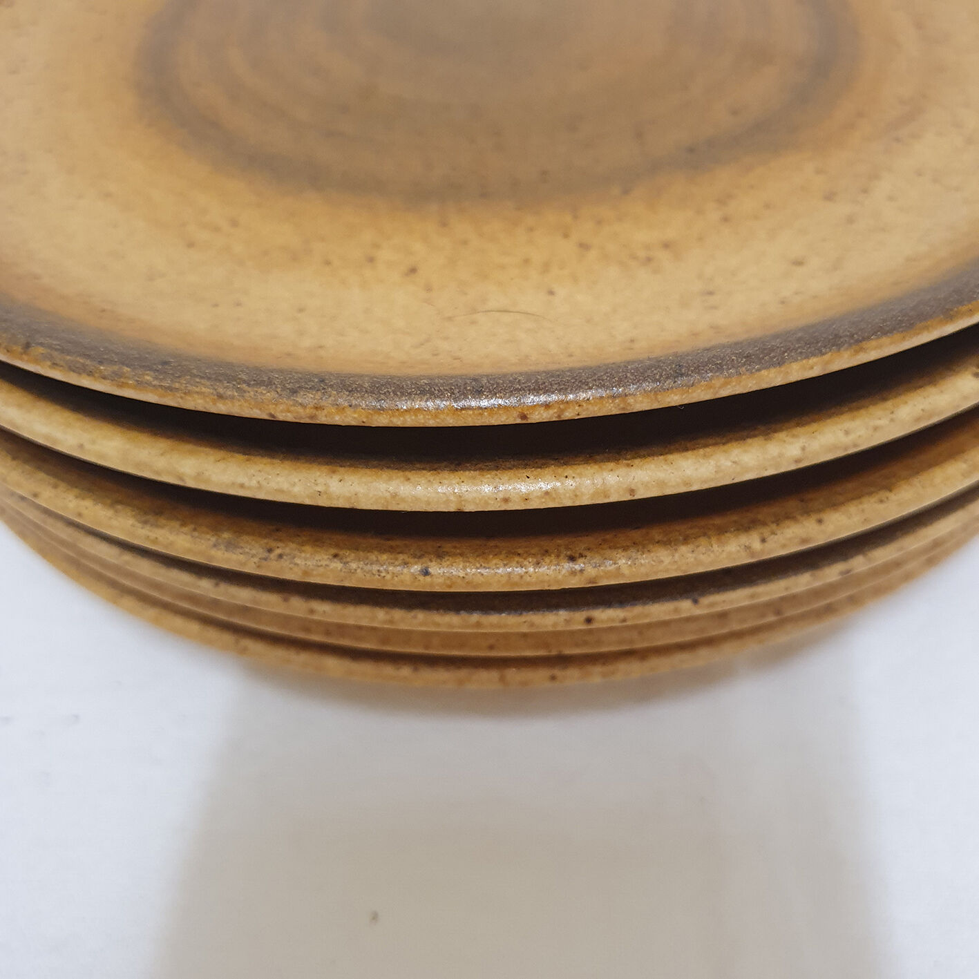 6 stoneware plates