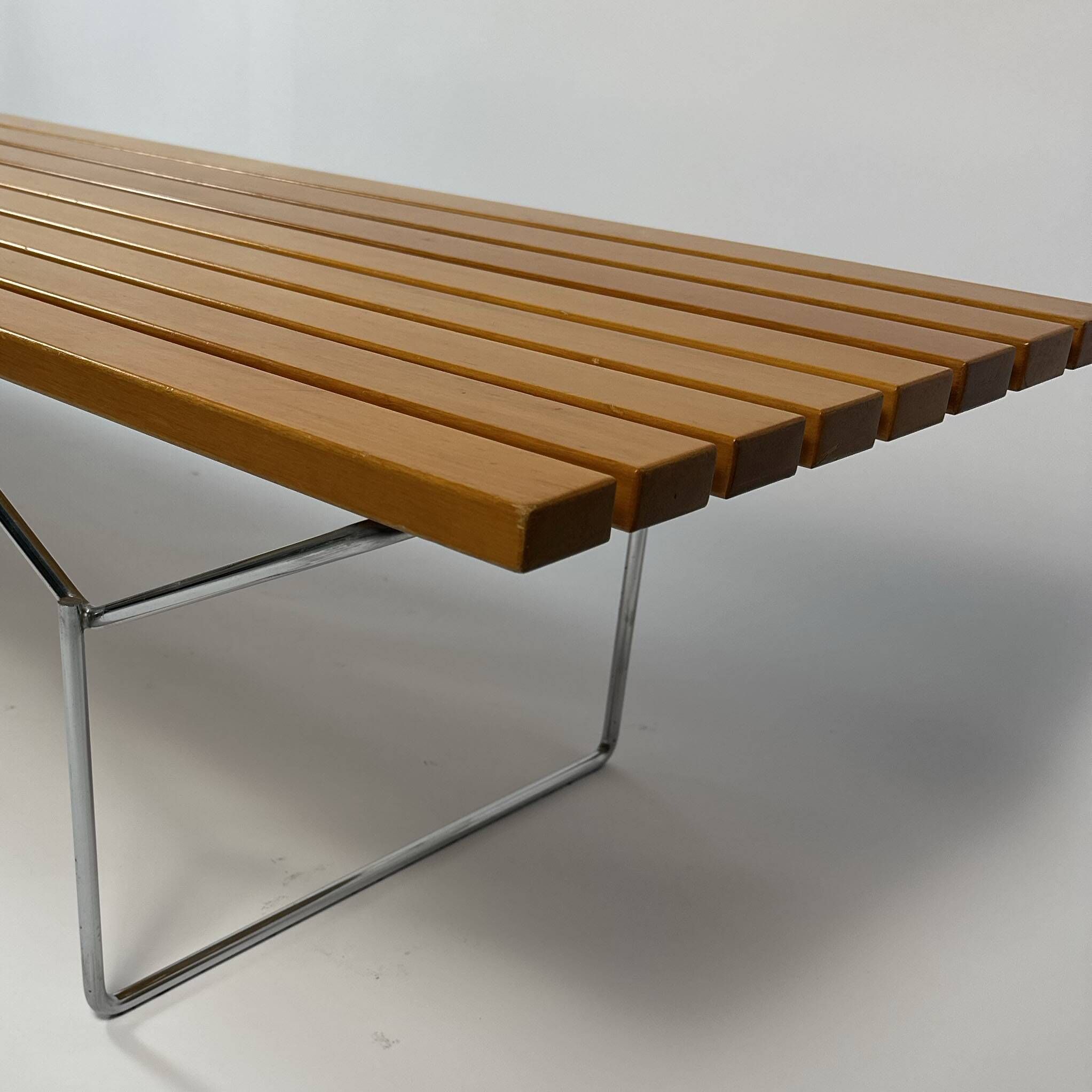 Banc Harry Bertoia pour Knoll en métal chromé et lattes en bois massif, années 60