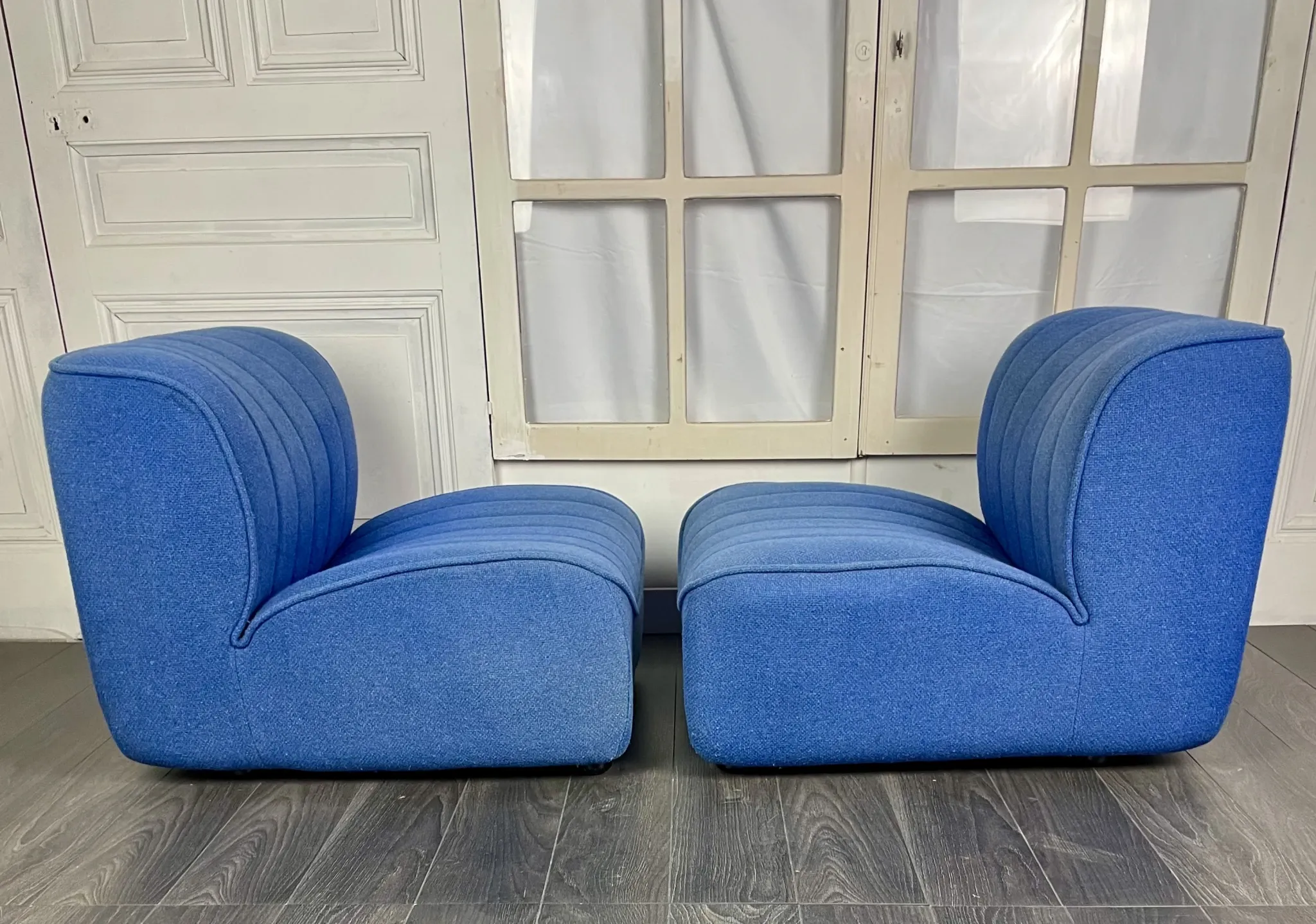 Paire de chauffeuses en drap de laine bleu