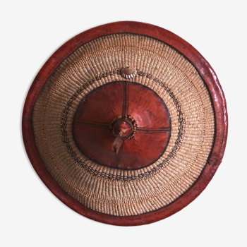 Chapeau ethnique tressé décoré de cuir, années 70