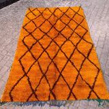 Tapis d'art Beni oren, tapis marocain fait main, tapis jaune noir rouge, tapis jaune abstrait.
