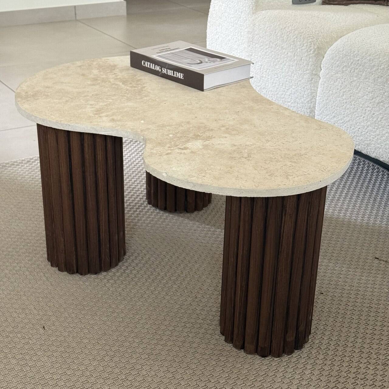Table basse "poire"  travertin et bois cannelé | chêne foncé | 3 pieds