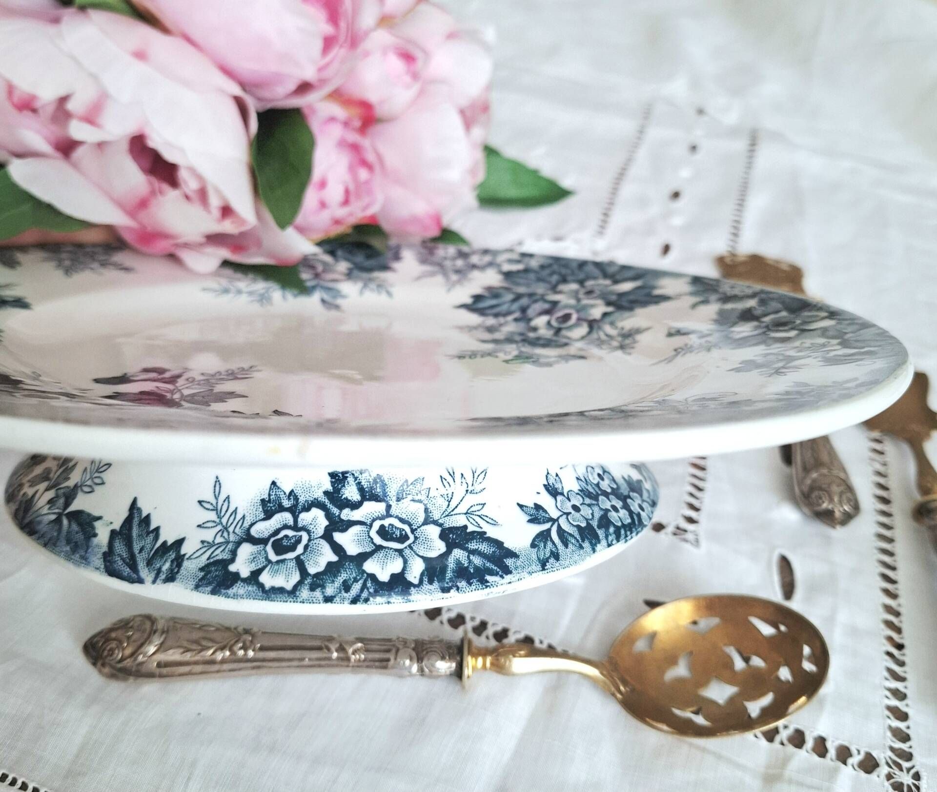Assiette montée ancienne en faïence terre de fer