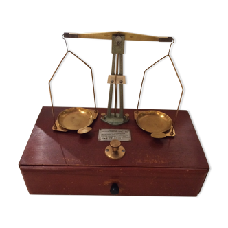 Testut pharmacist trebuchet scale