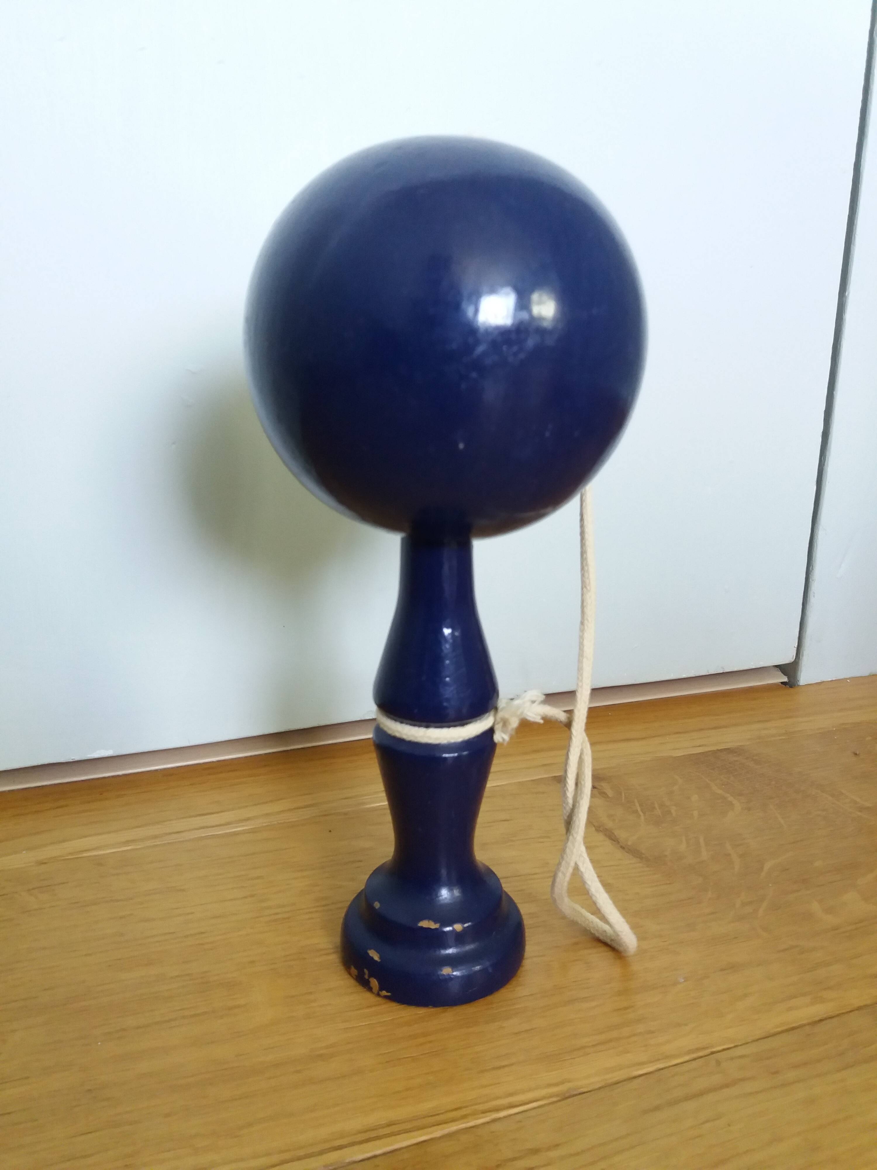 Bilboquet ancien bois laqué bleu