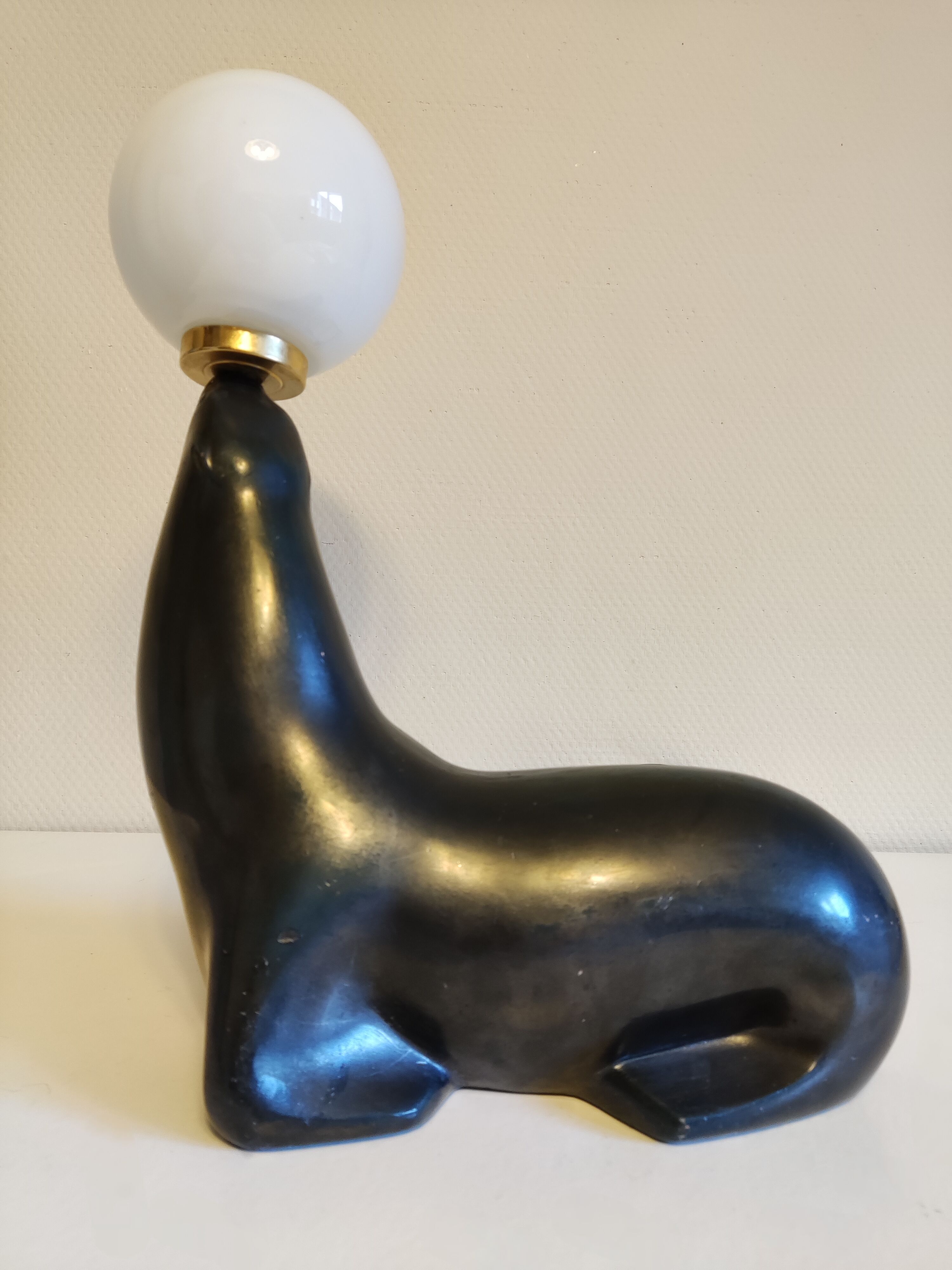 Lampe otarie noire irisée bleue en terre cuite