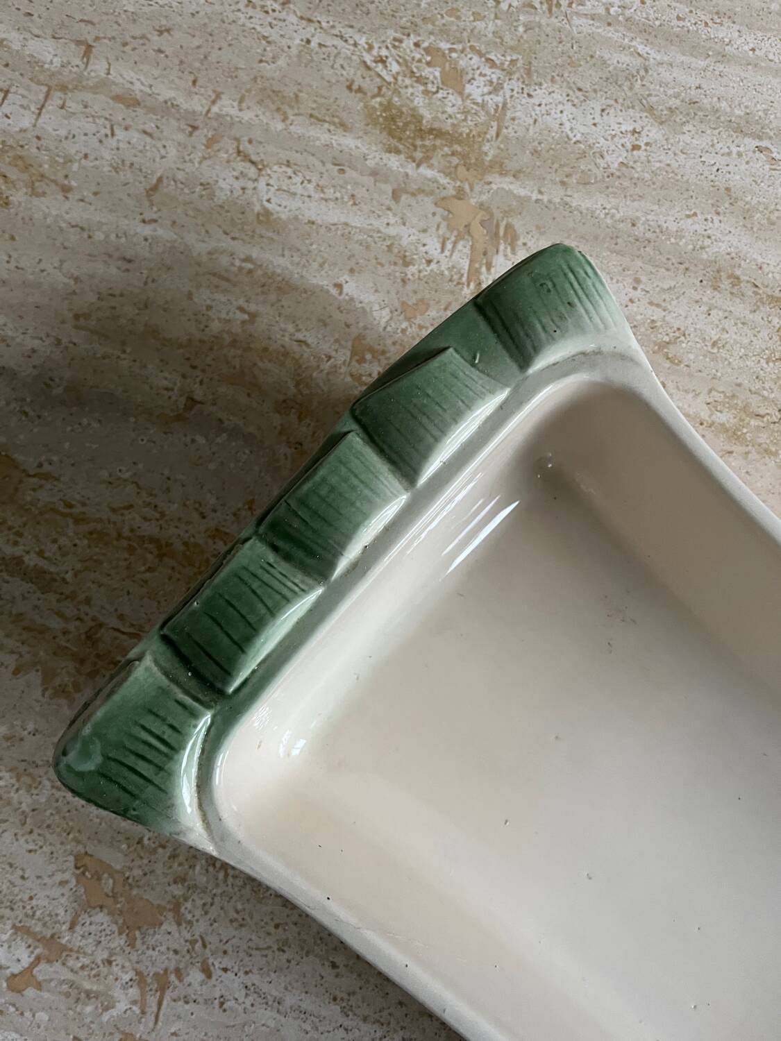 Plat en barbotine asperge vintage
