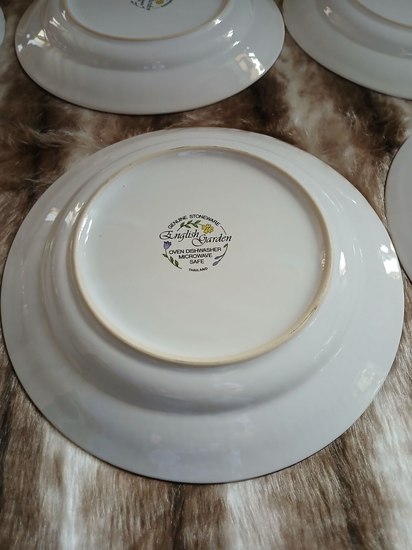 9 dinner plates English Garden