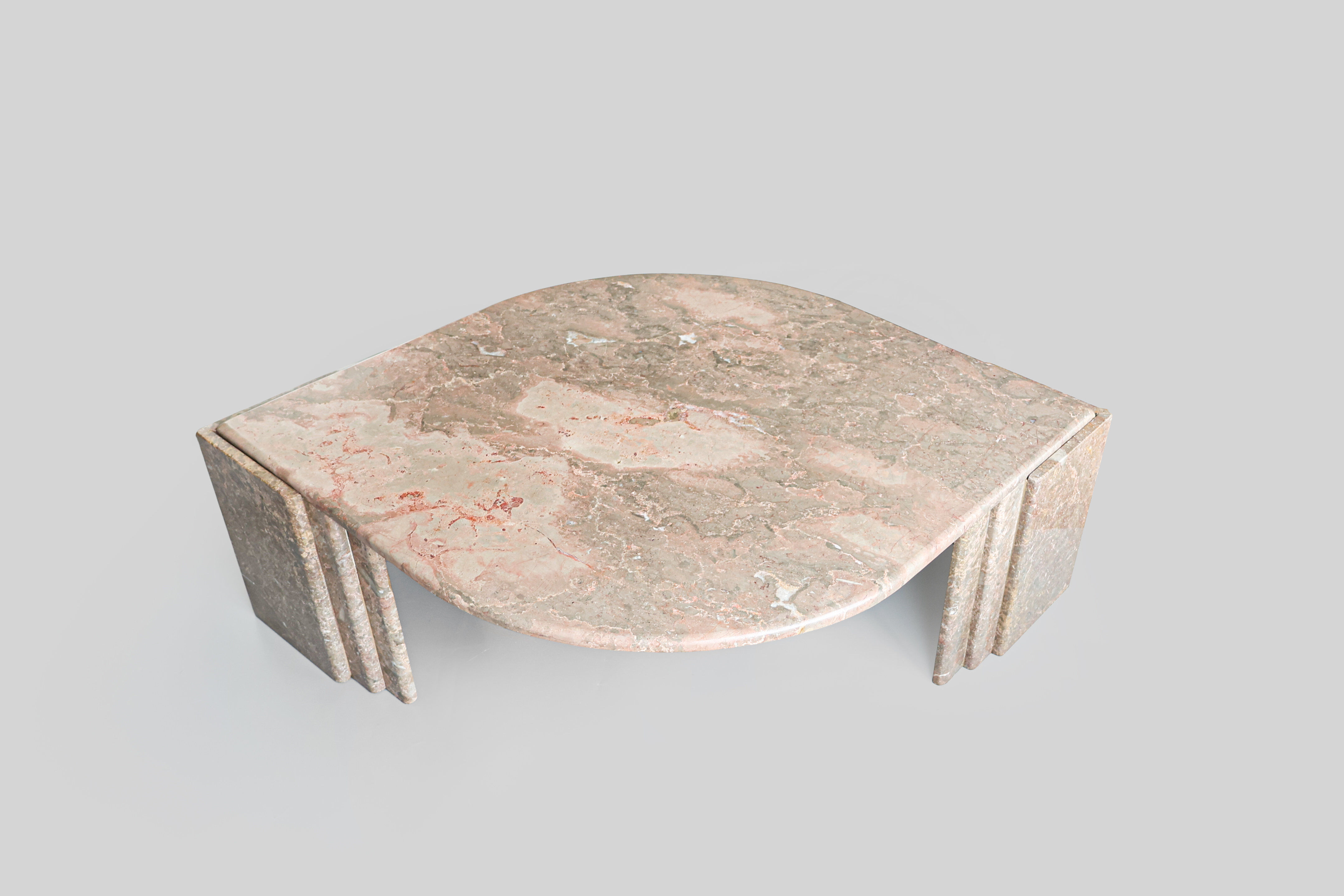 Table basse en marbre en forme d'œil italienne, années 1970.