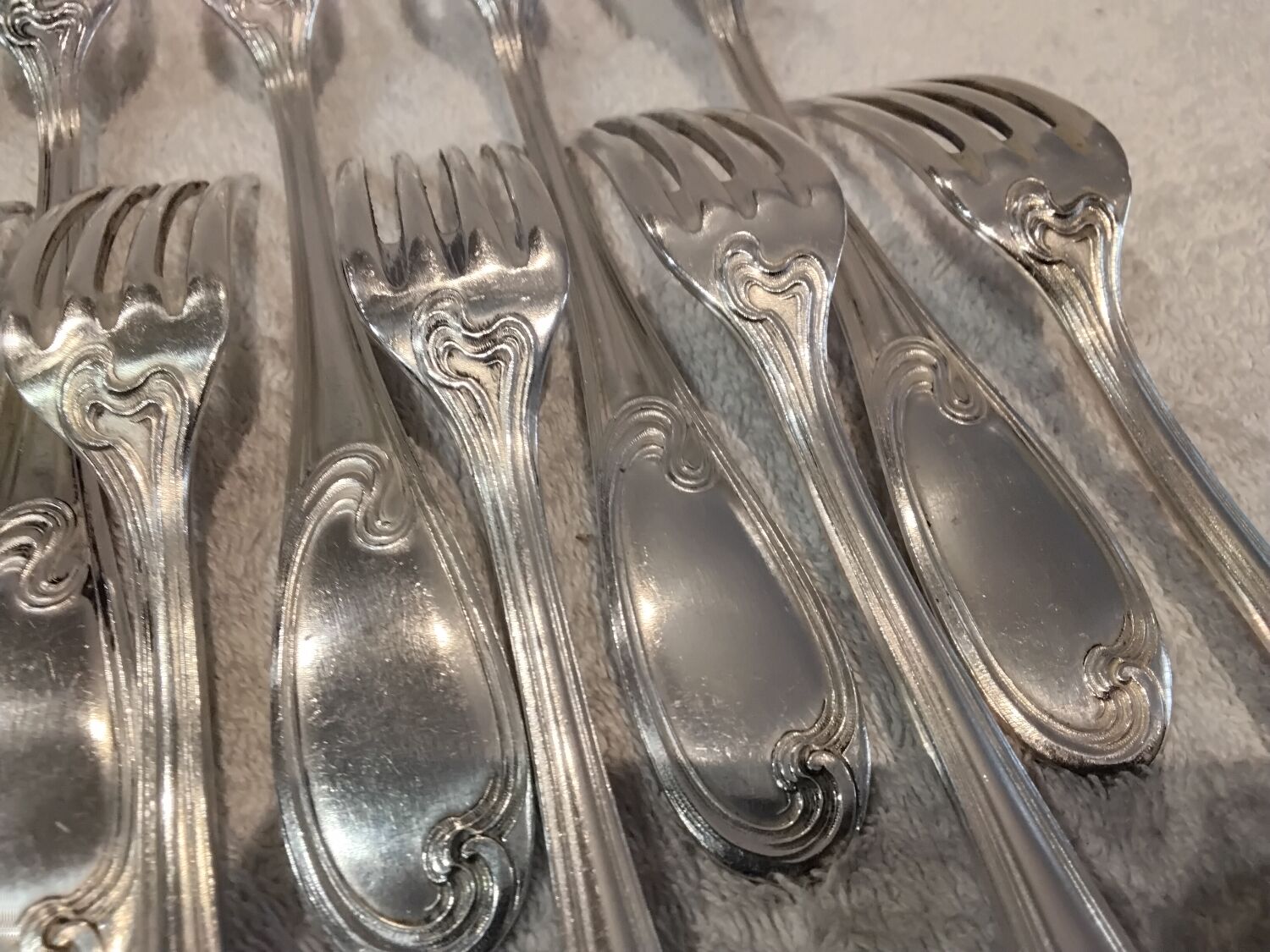 12 silver-plated metal table forks by Ercuis silversmiths, Mousseline pattern