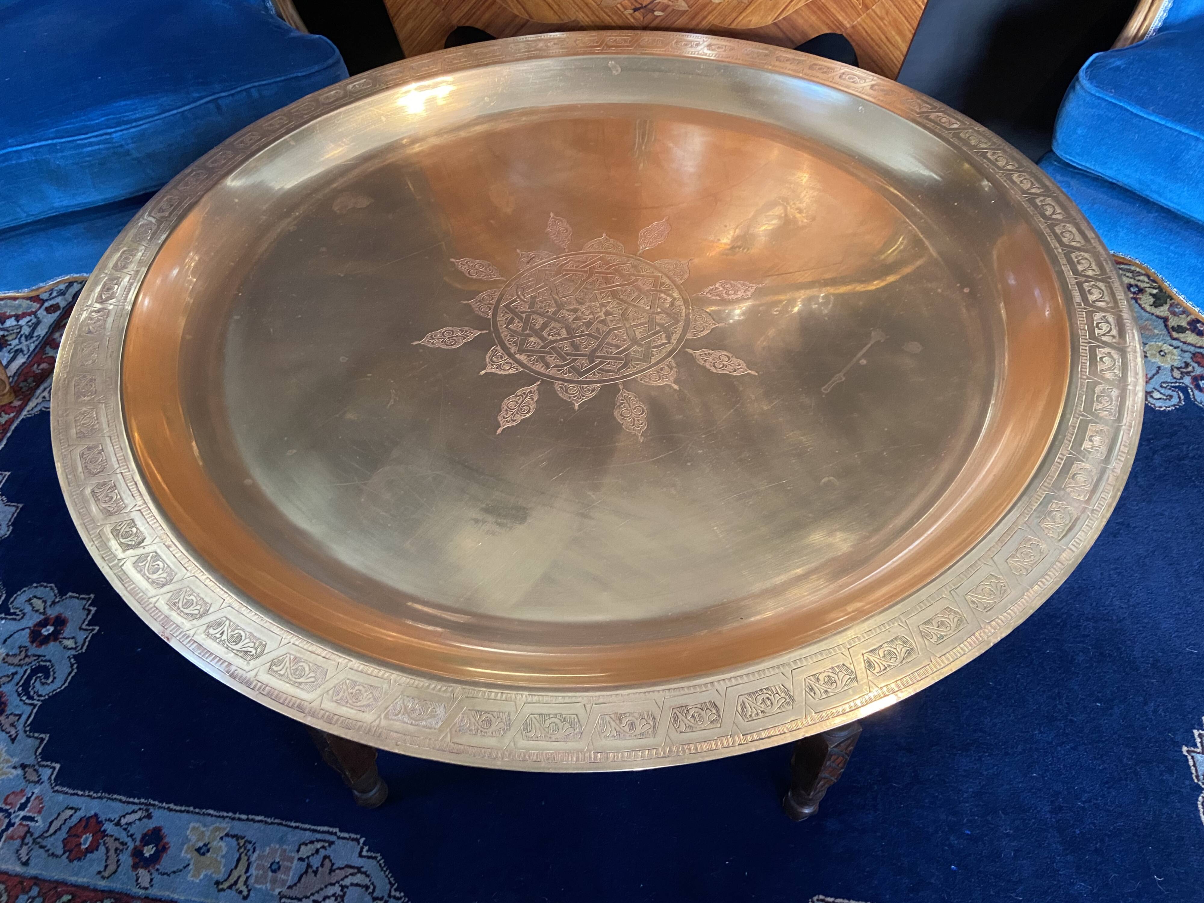 Very large coffee table with bronze top and chiseled decor, 100 cm