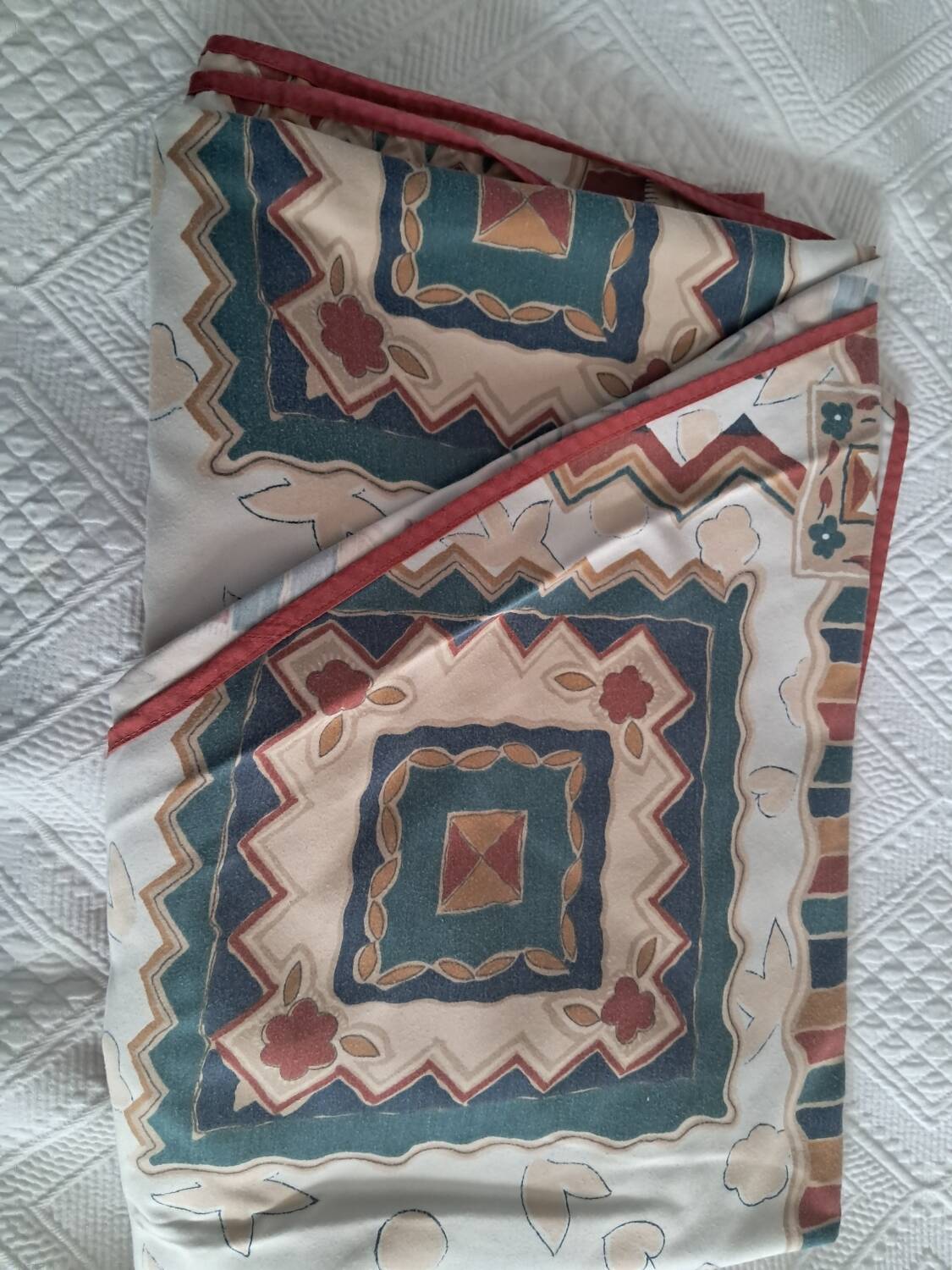 Oval tablecloth for 12 place settings