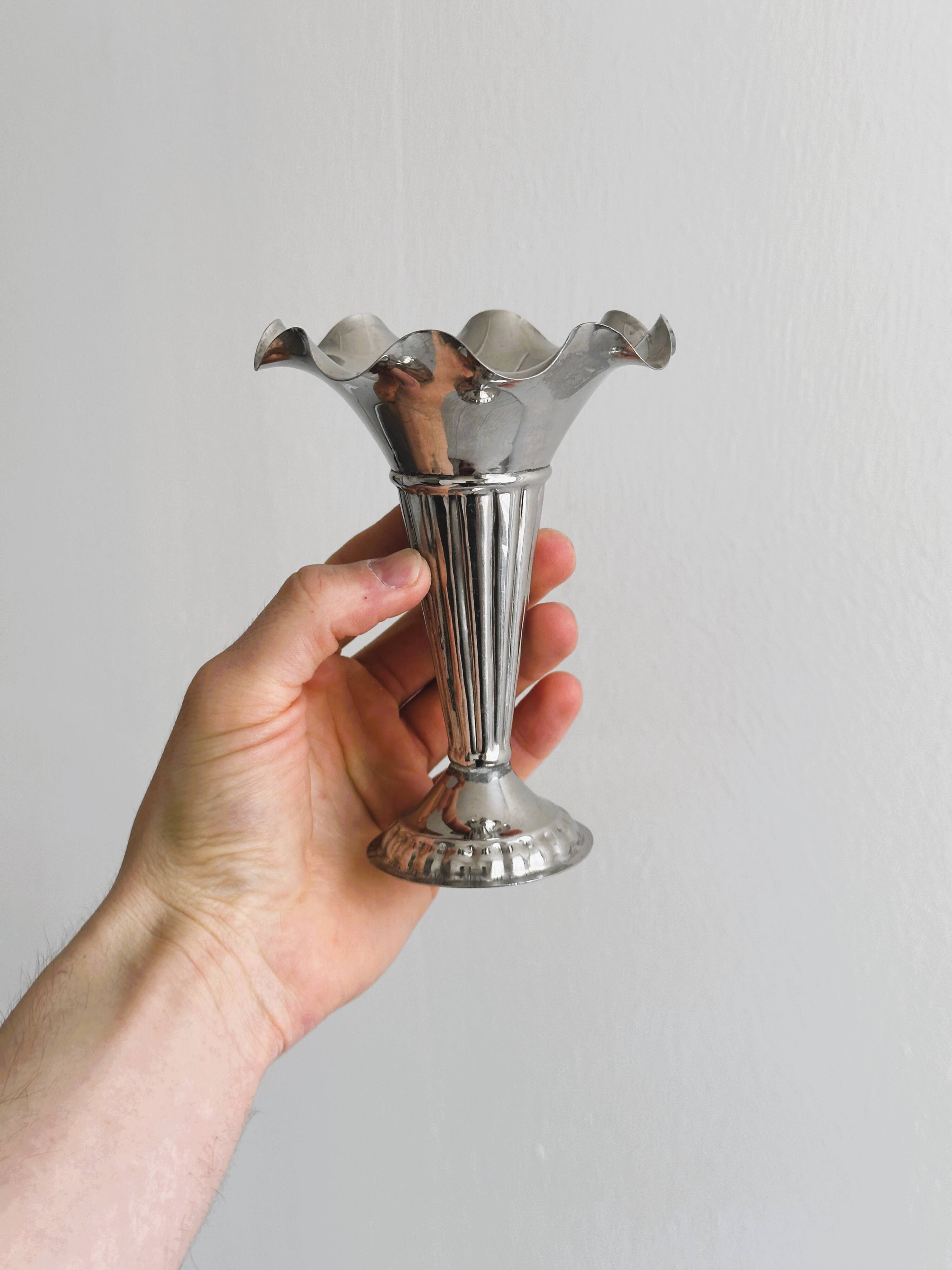 Petit vase vintage en aluminium léger