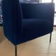 Fauteuil SITS Bob par Steven Schilte – velours Dedar bleu de Prusse