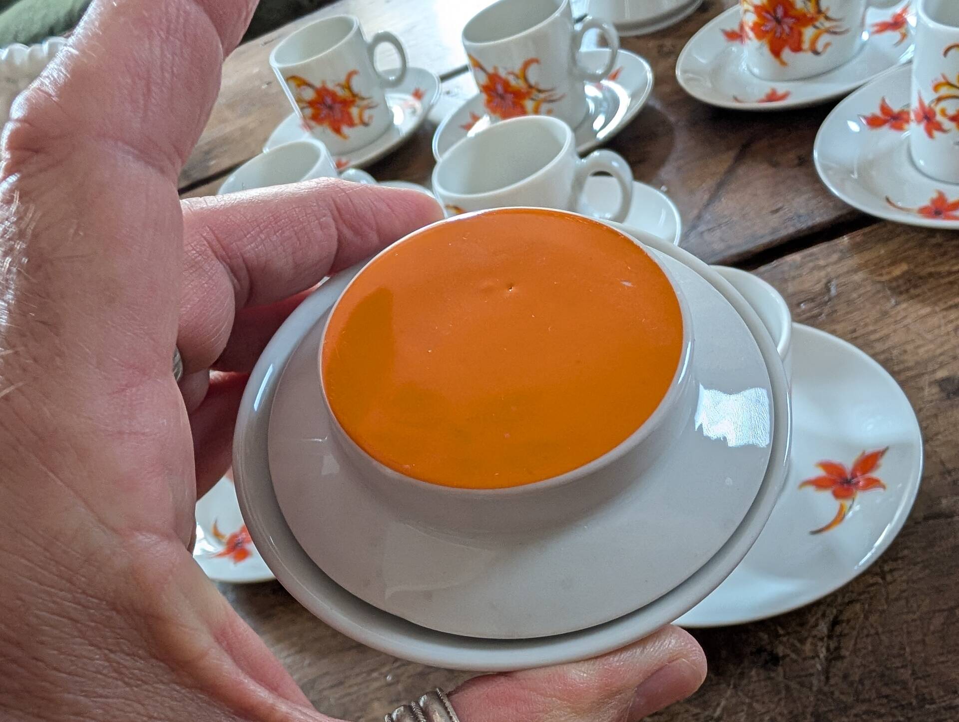Service Winterling 70s – flamboyant floral orange décor