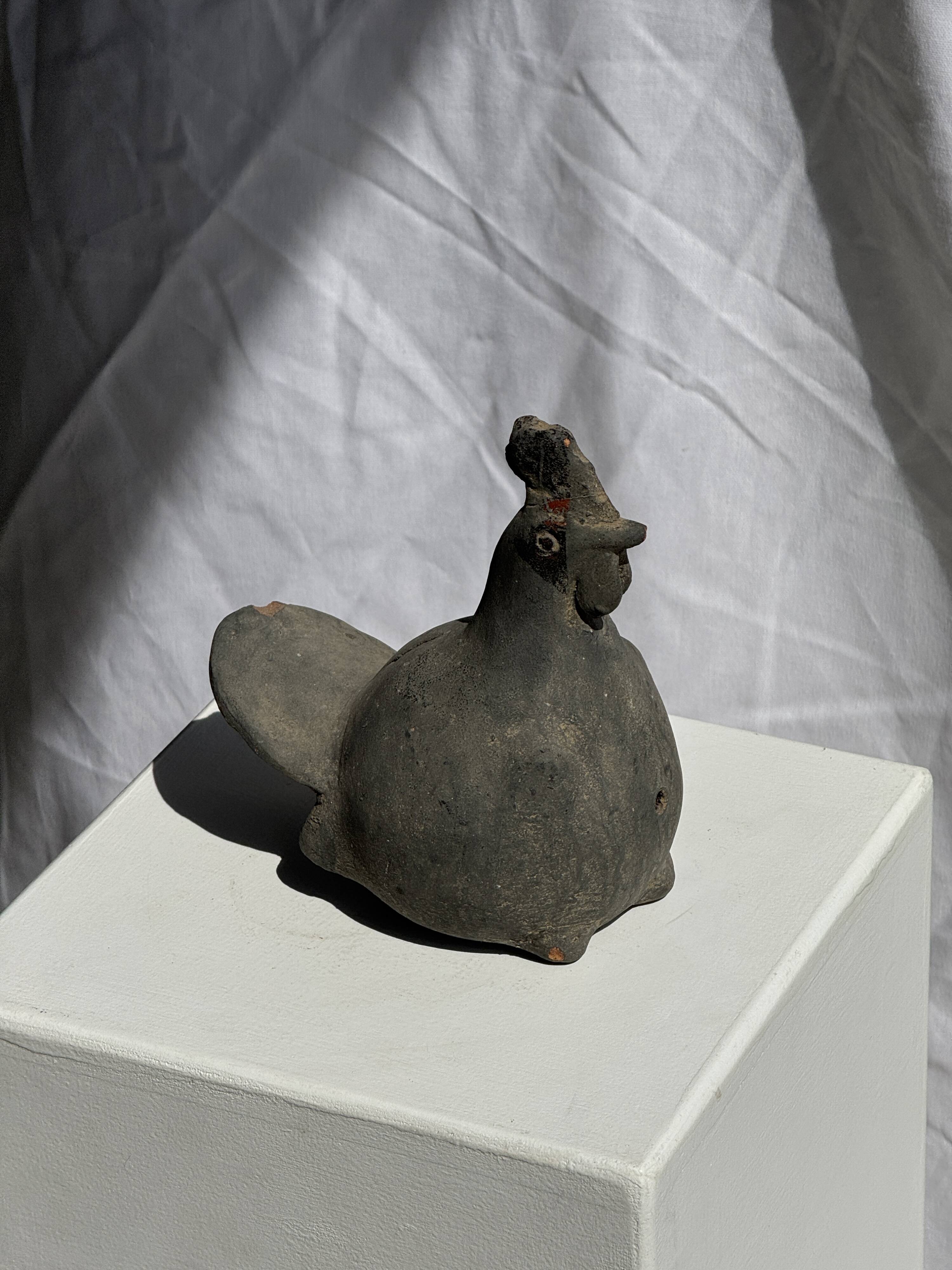Petite poule en terre cuite, travail artisanal indonésien ancien H18