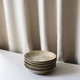 7 assiettes en grès moucheté
