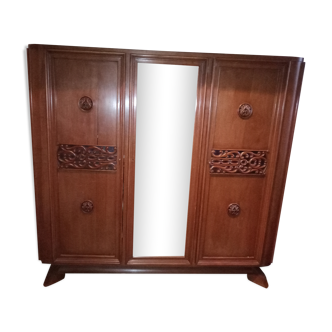 3 door wardrobe with a central mirror