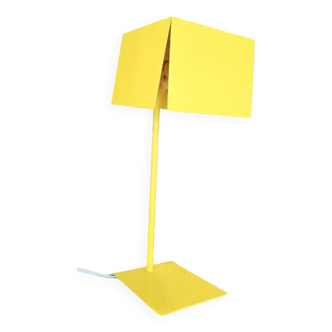 lampe en métal jaune au style vintage