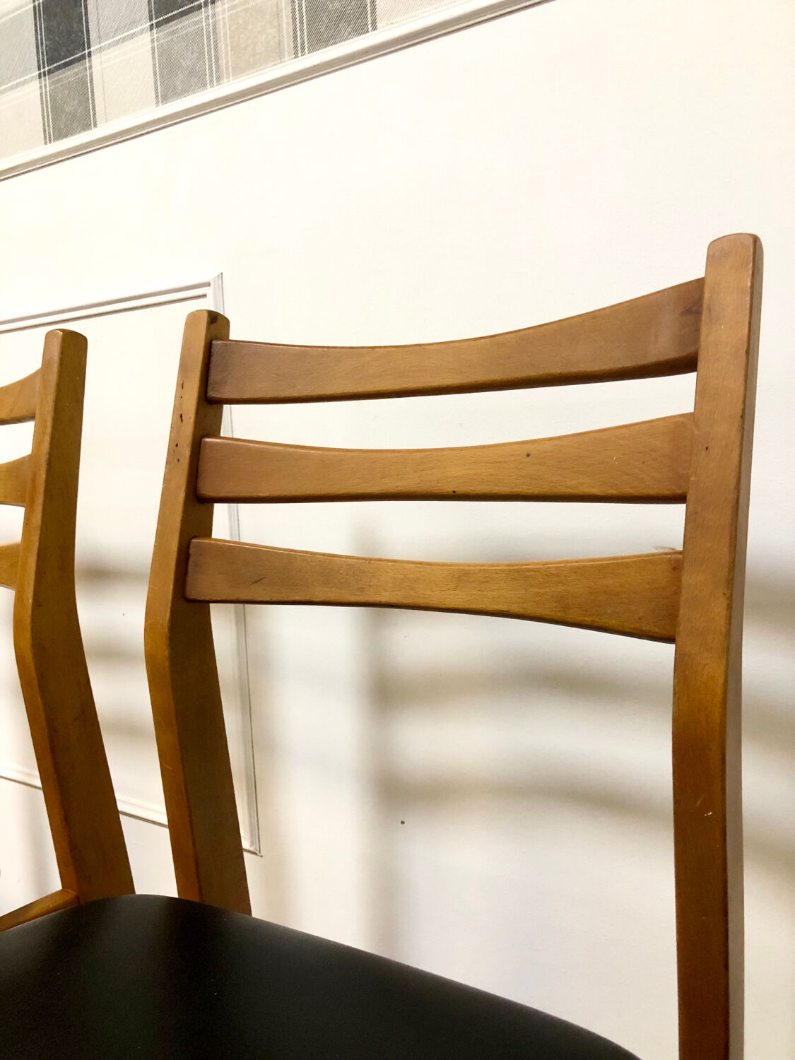 4 Scandinavian chairs seated skaï