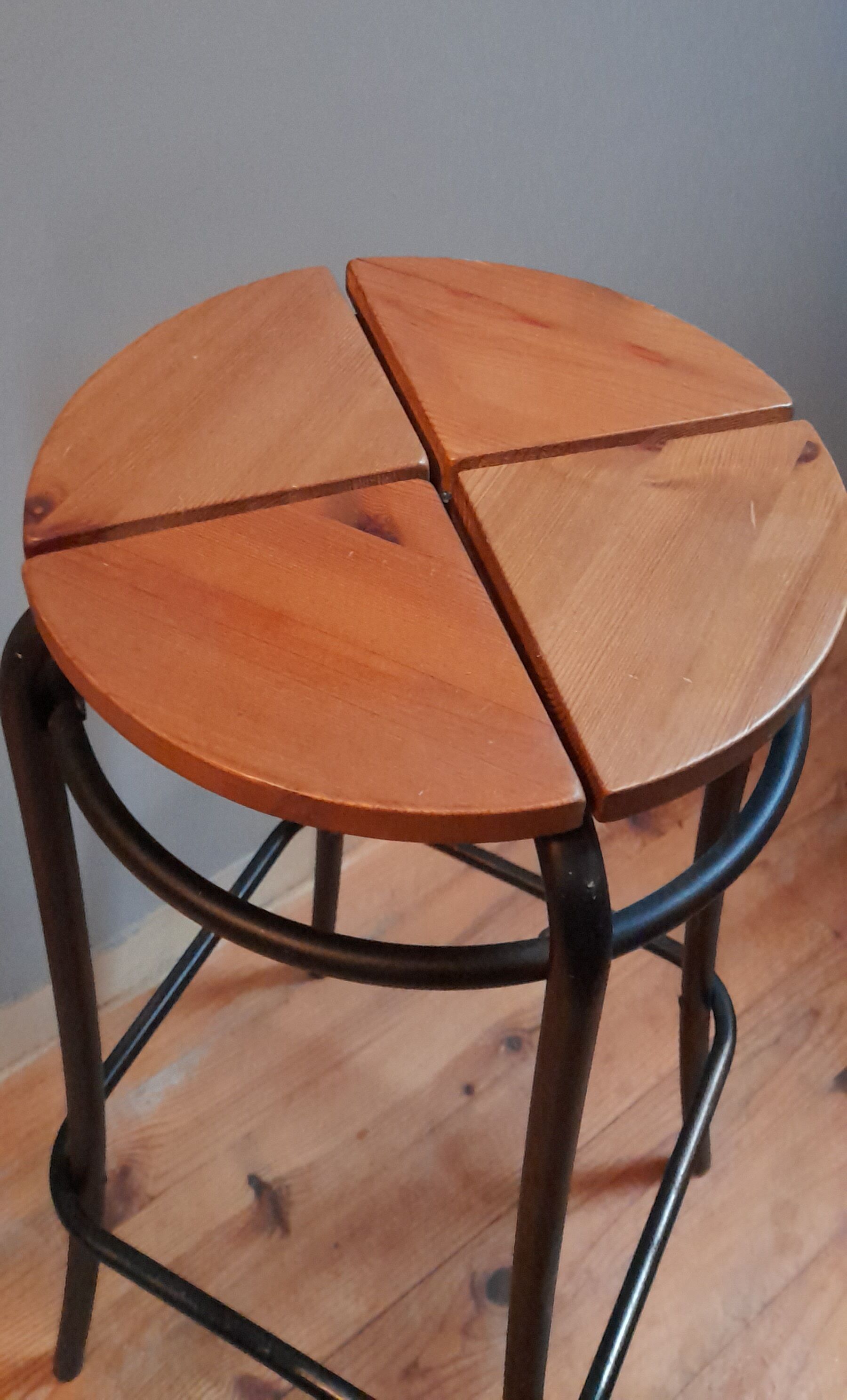 Paire de tabourets hauts Agne Stool assise bois massif et pieds acier