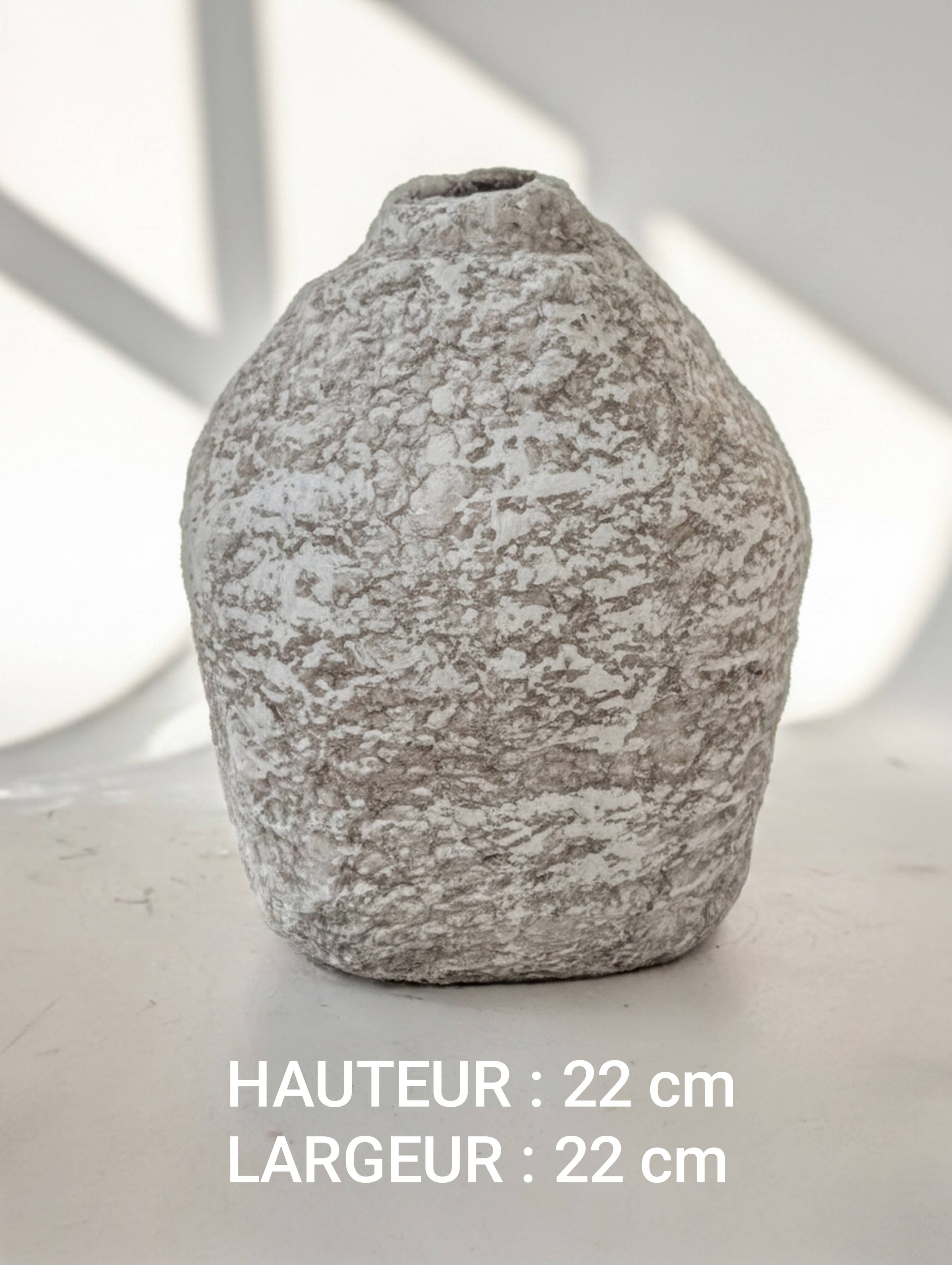 Sculptural vase with a mineral Boho spirit.