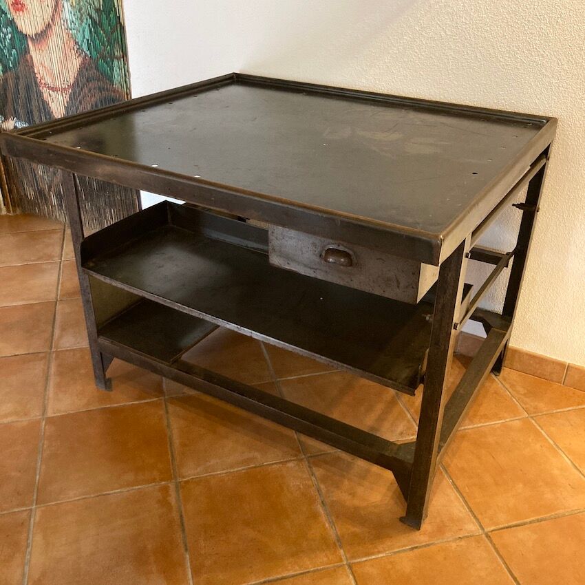 Former postal sorting table La Poste PTT 70