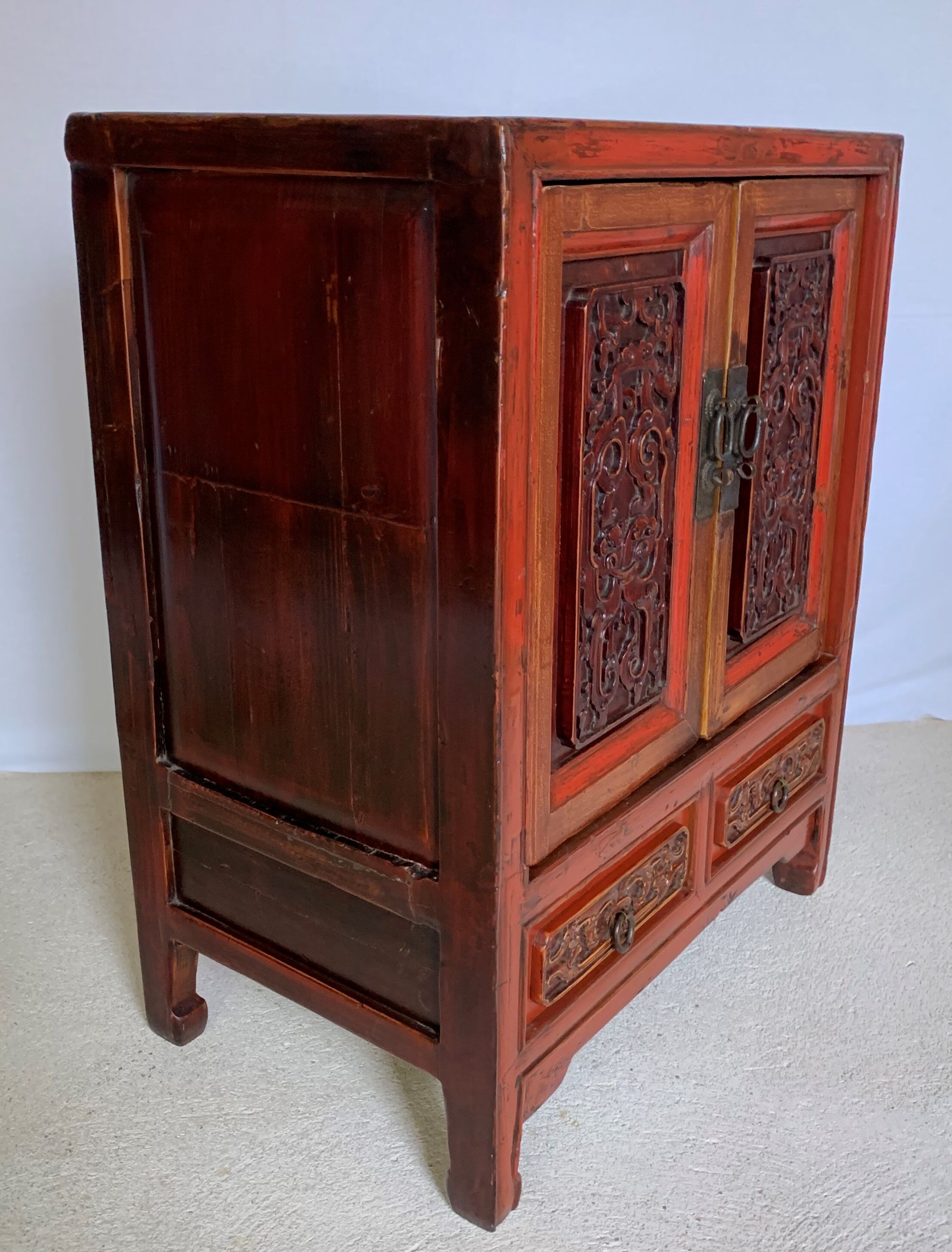 Chinese cabinet laqué red