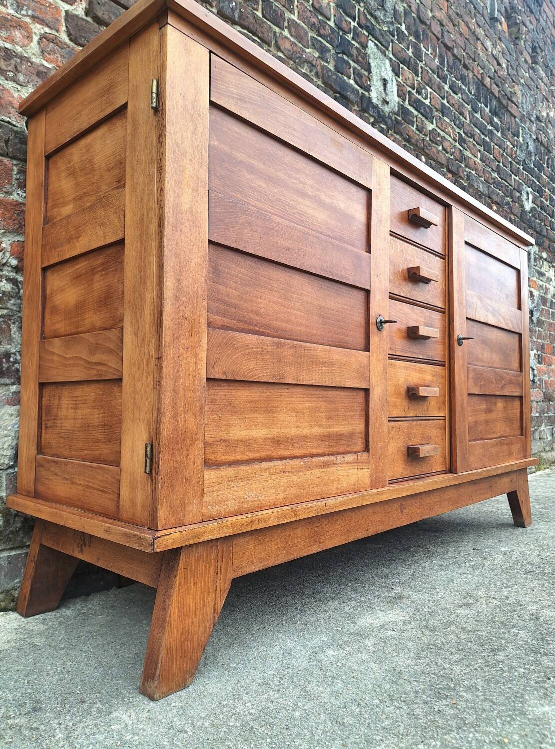 Buffet René Gabriel, furniture reconstruction known as that of the disaster victims.