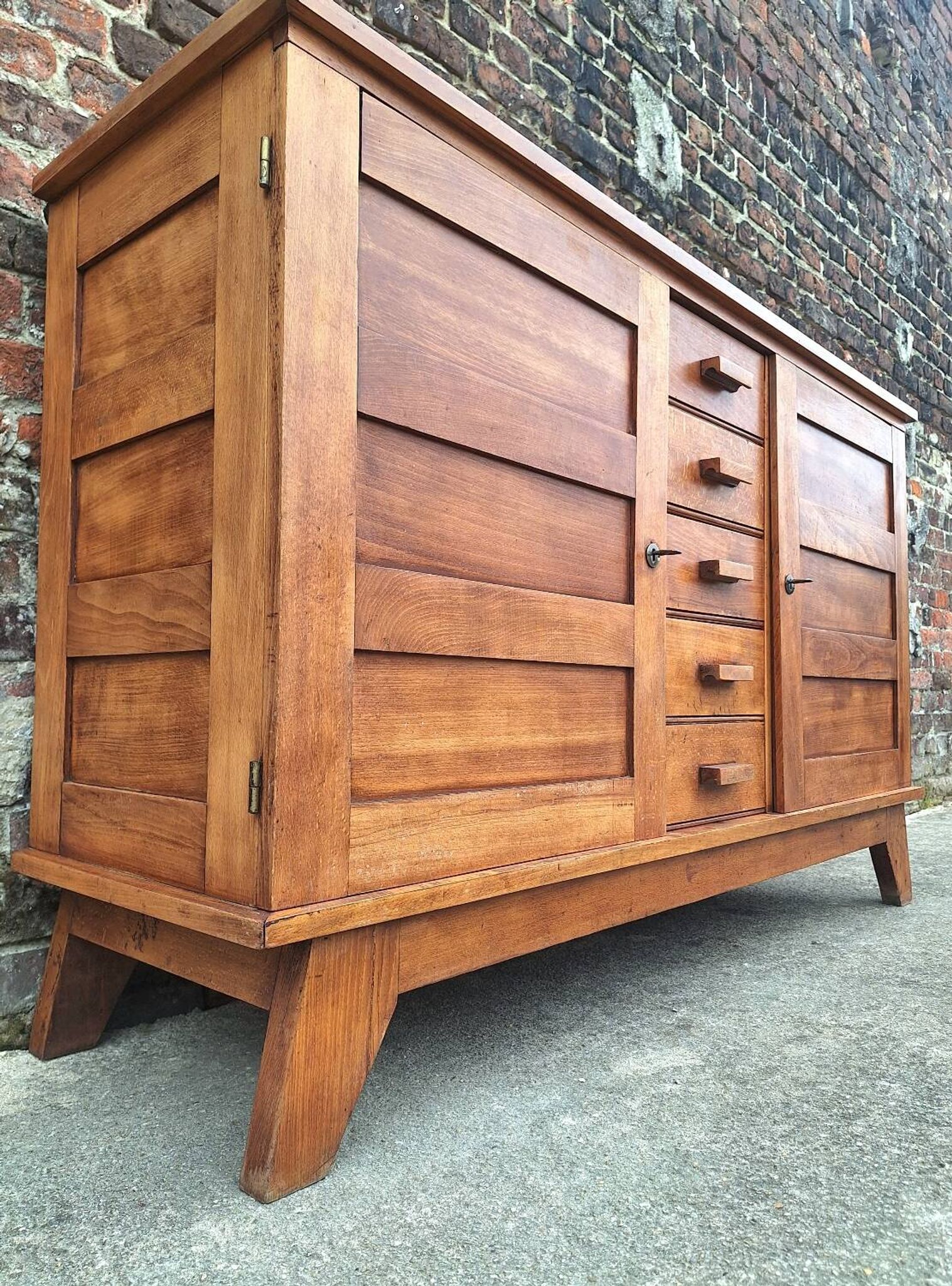Buffet René Gabriel, furniture reconstruction known as that of the disaster victims.