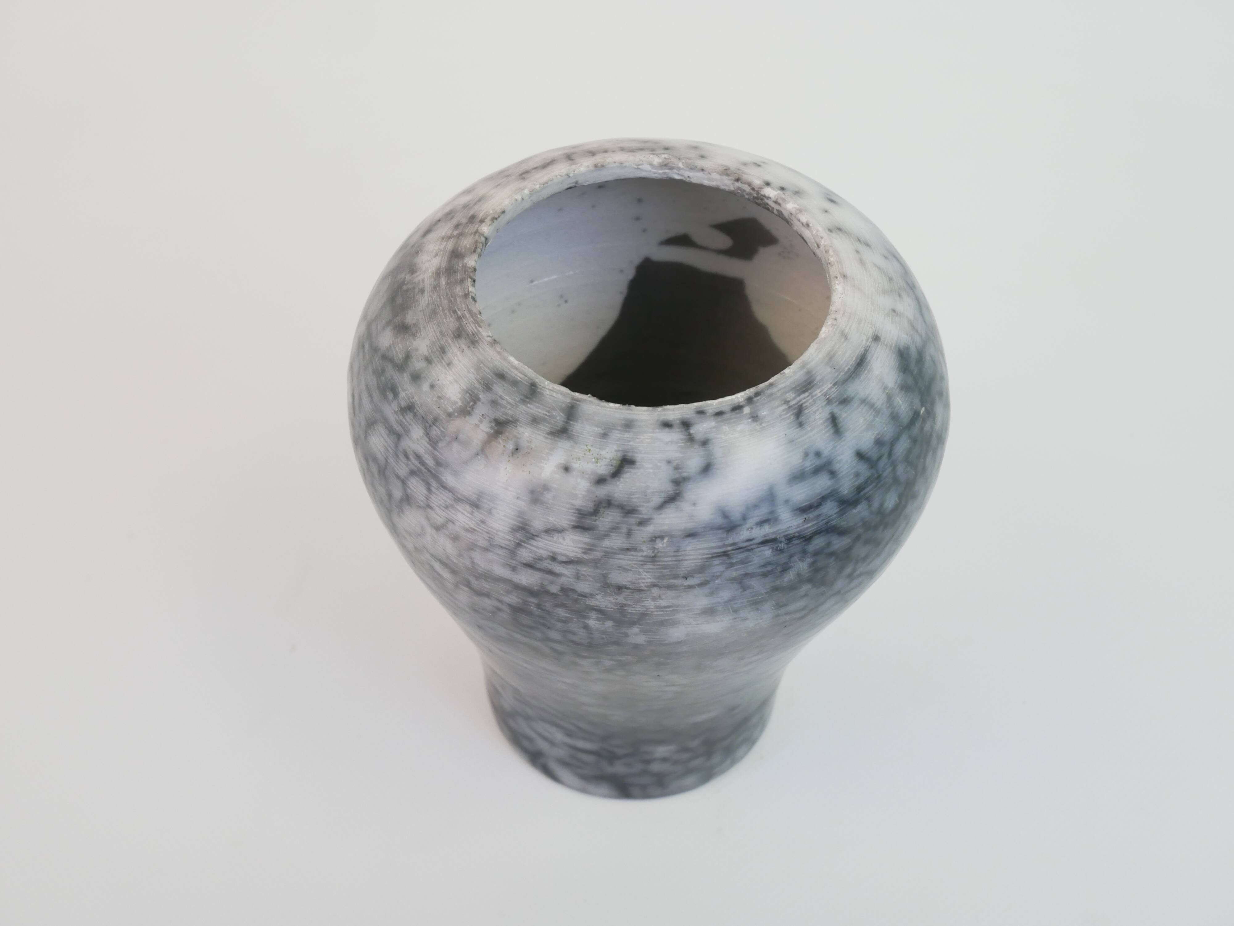 Vase en céramique gris et blanc
