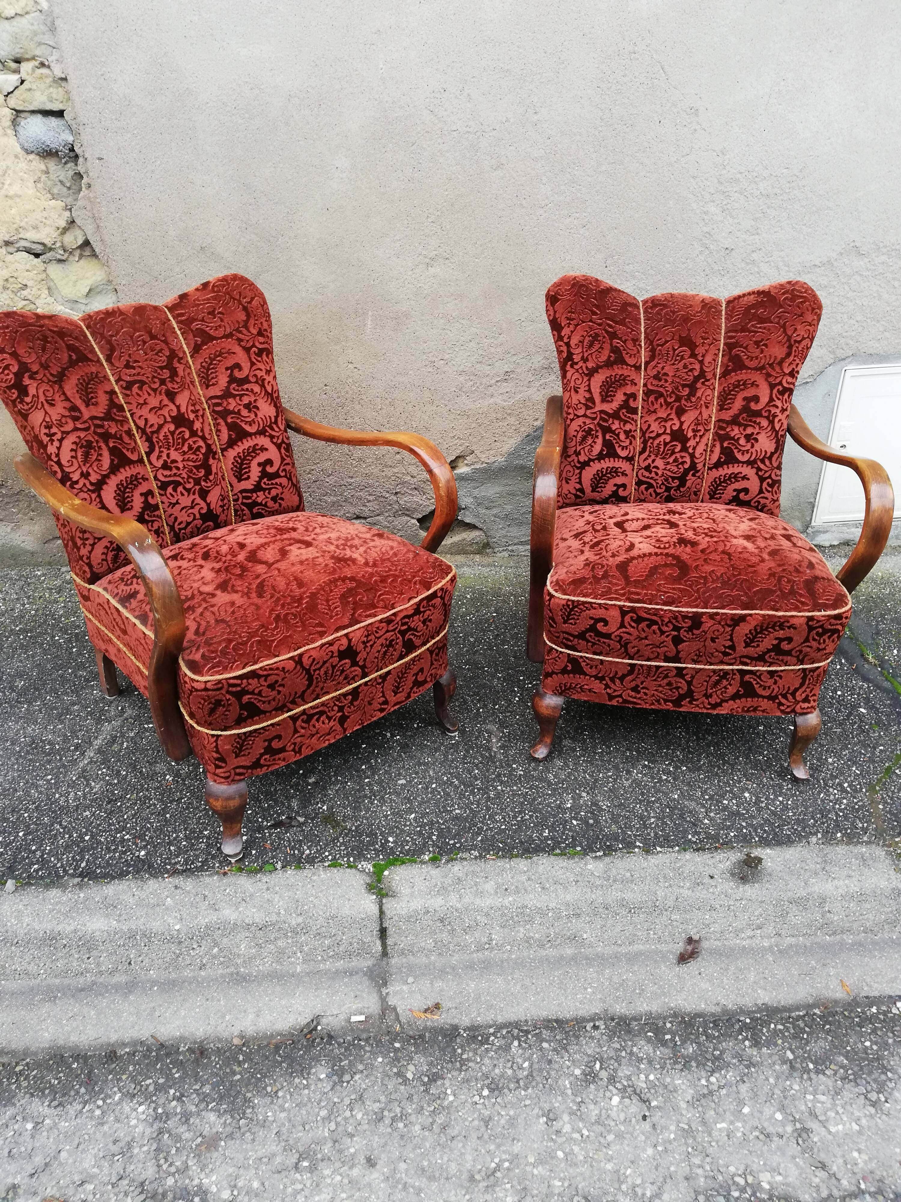 Paire de fauteuils année 50 tissu bordeaux