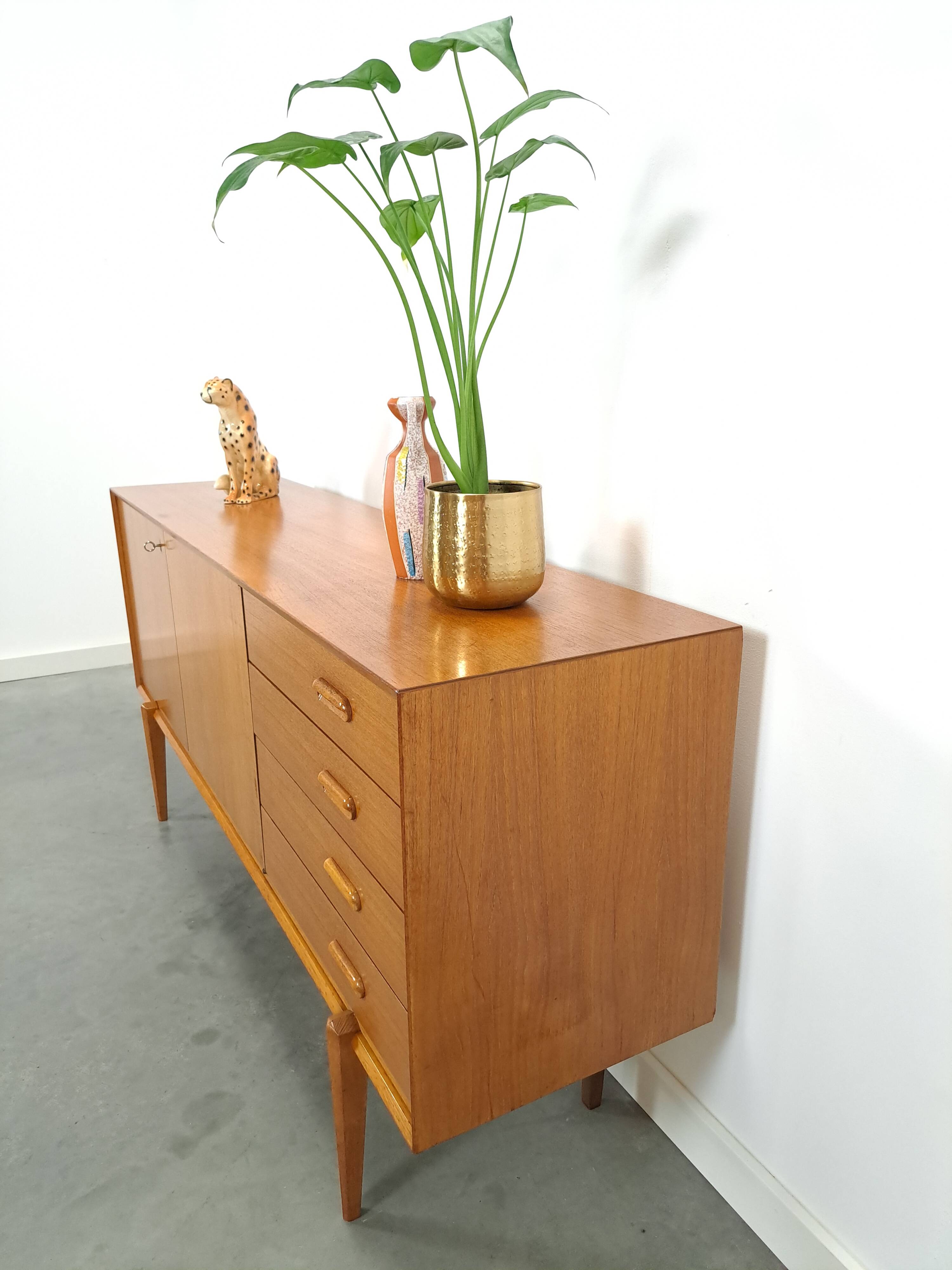 Dressoir avec de grandes capacités en lades vintage