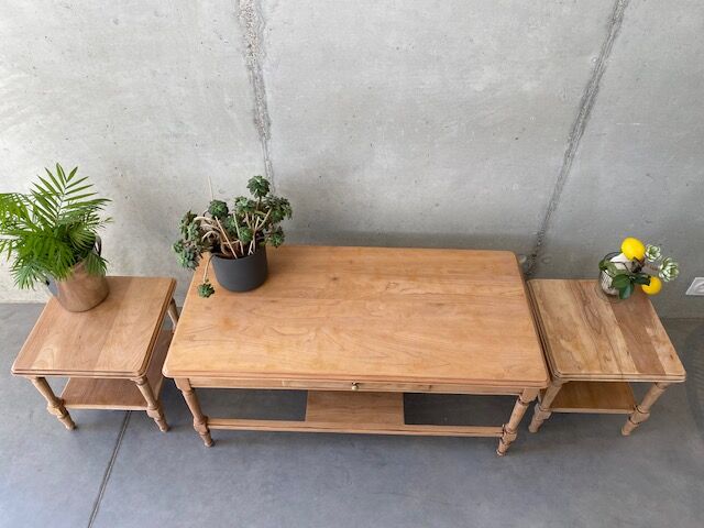 Coffee table double pull-out trays