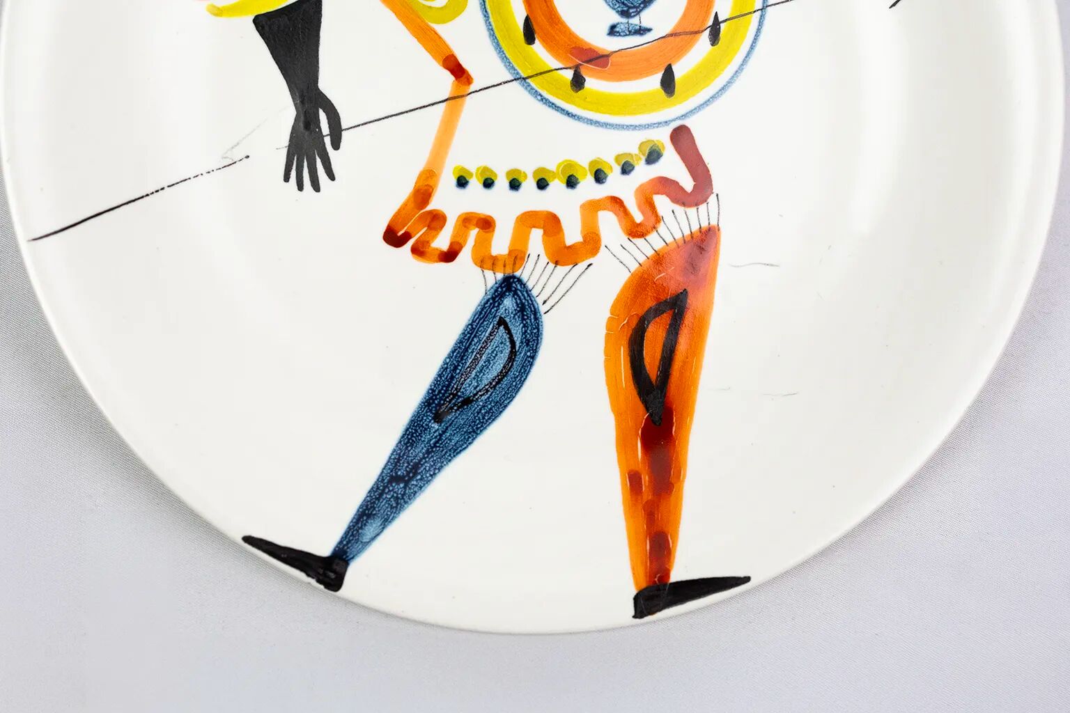Assiette au guerrier antique — Roger Capron, Vallauris, vers 1955–1960