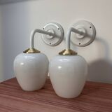 Paire d’appliques vintage en opaline blanche