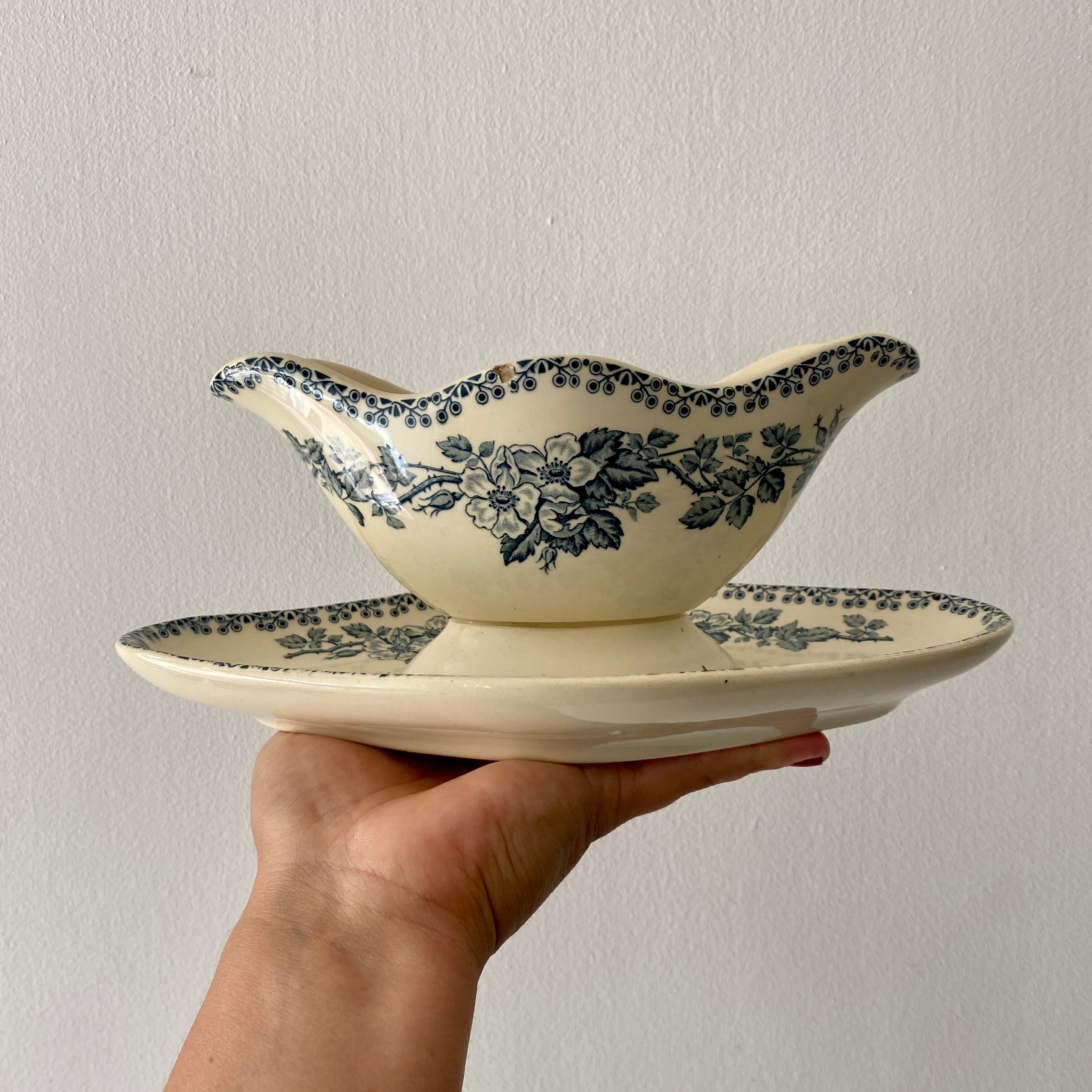 Old sauce pot in iron earth, Guadeloupe model of Saint amand