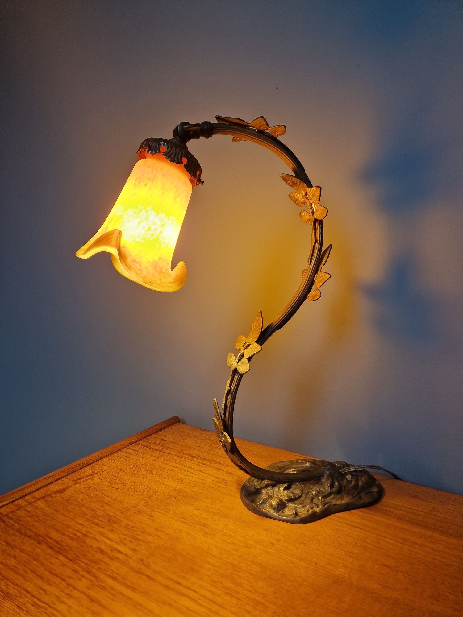 Art Nouveau lamp in bronze with a tulip signed LN (Lunéville)